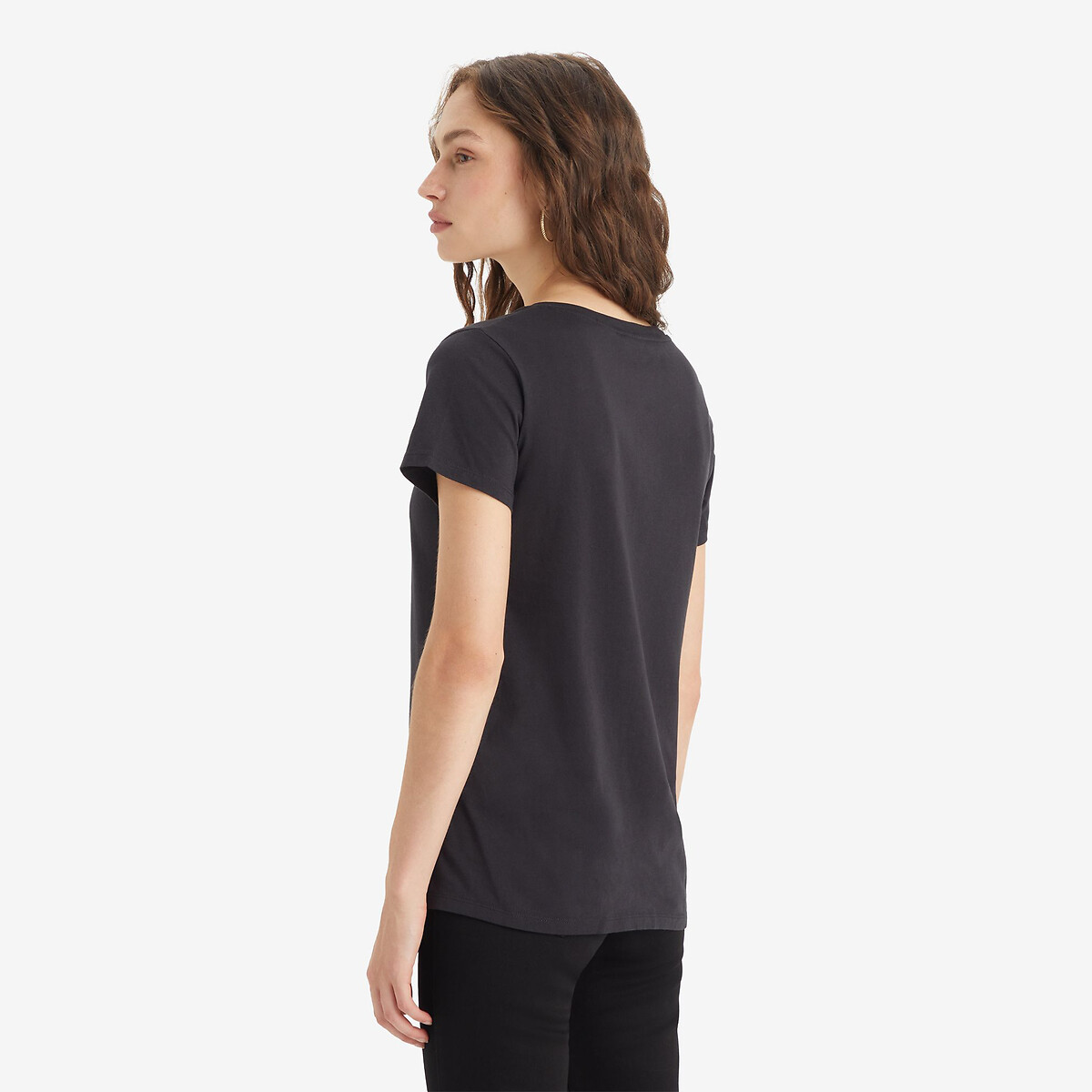 Camiseta Levi's de manga curta, gola V, com logo na frente.