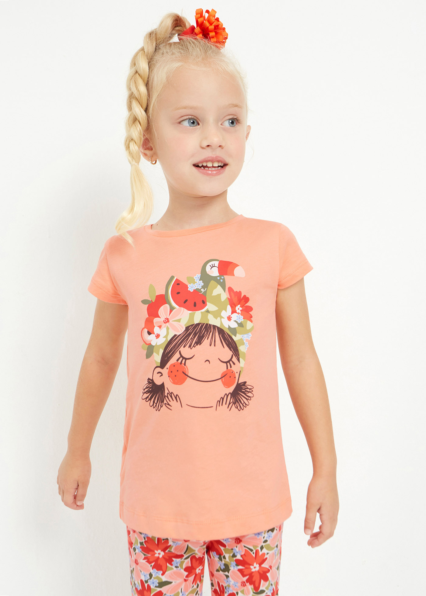 Camiseta feminina com estampa sustentável em algodão.