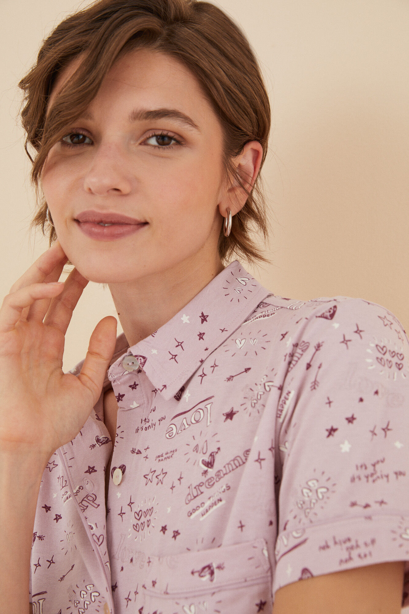 Pijama estilo camisa com estampa de corações rosa, 100% algodão.