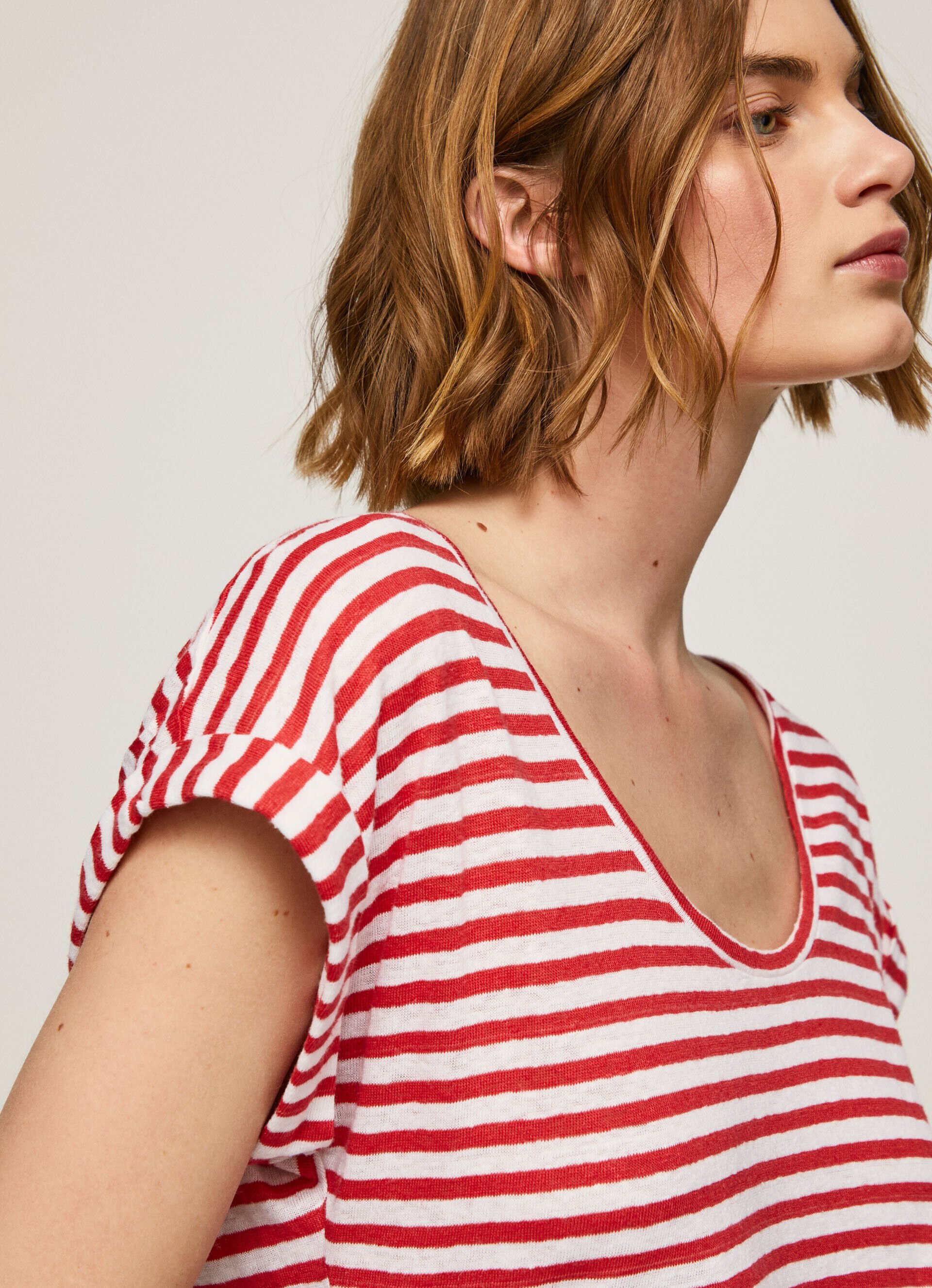 CAMISETA COM ESTAMPA DE LINHO LISTRADO - vermelho estúdio