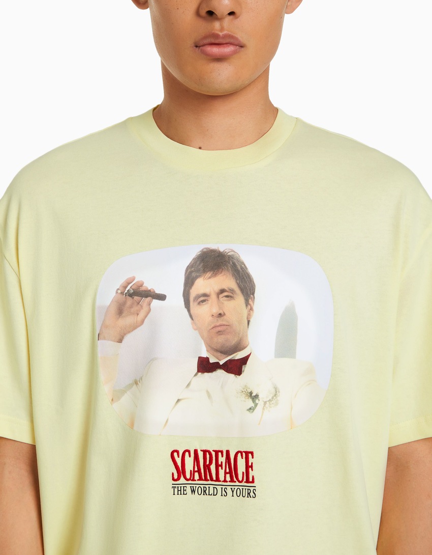 Camiseta de manga curta com estampa Scarface e modelagem quadrada