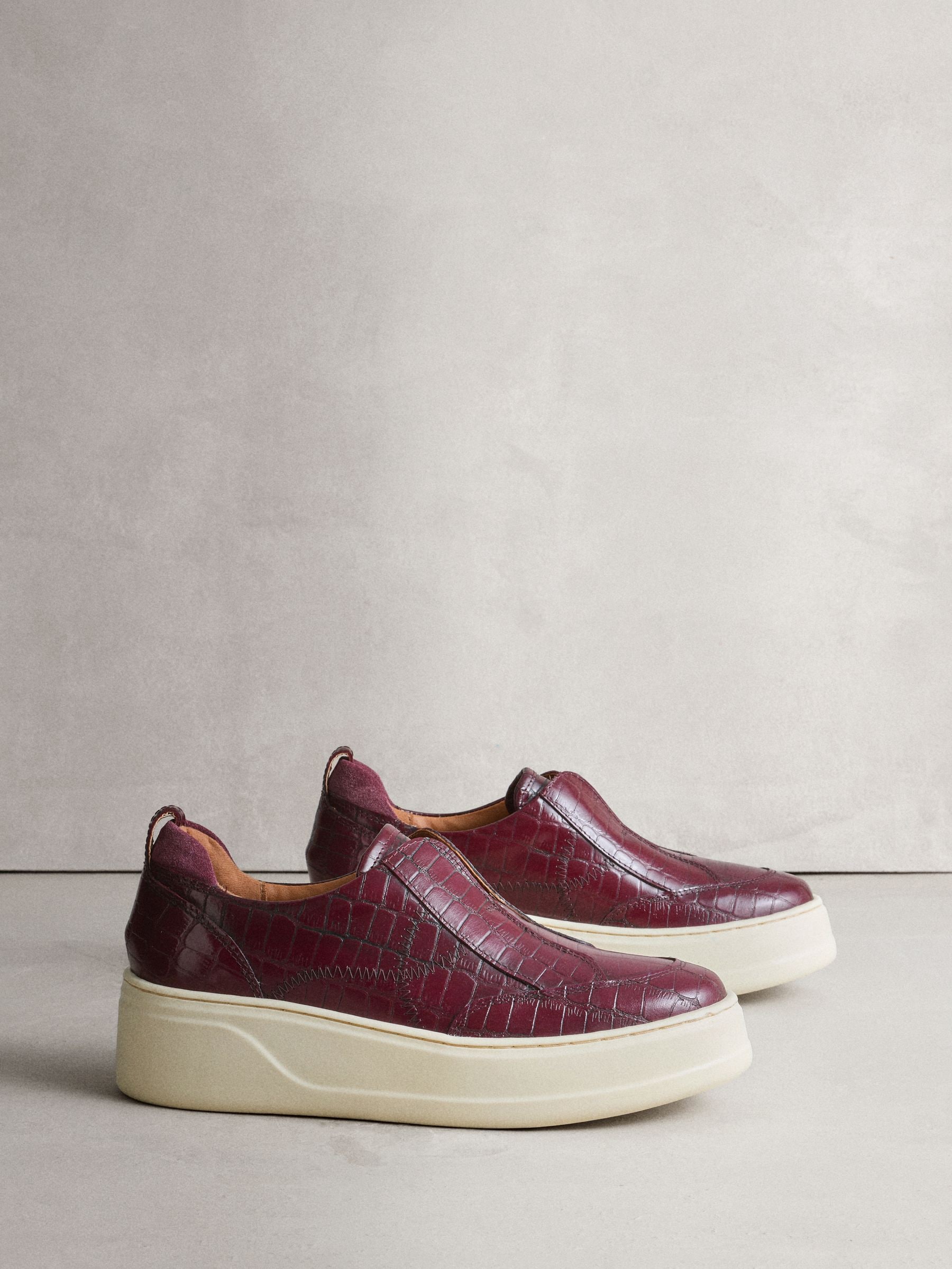 Bordeauxrood met krokodilleneffect - Signature leren sneakers met dikke plateauzolen en sleehak