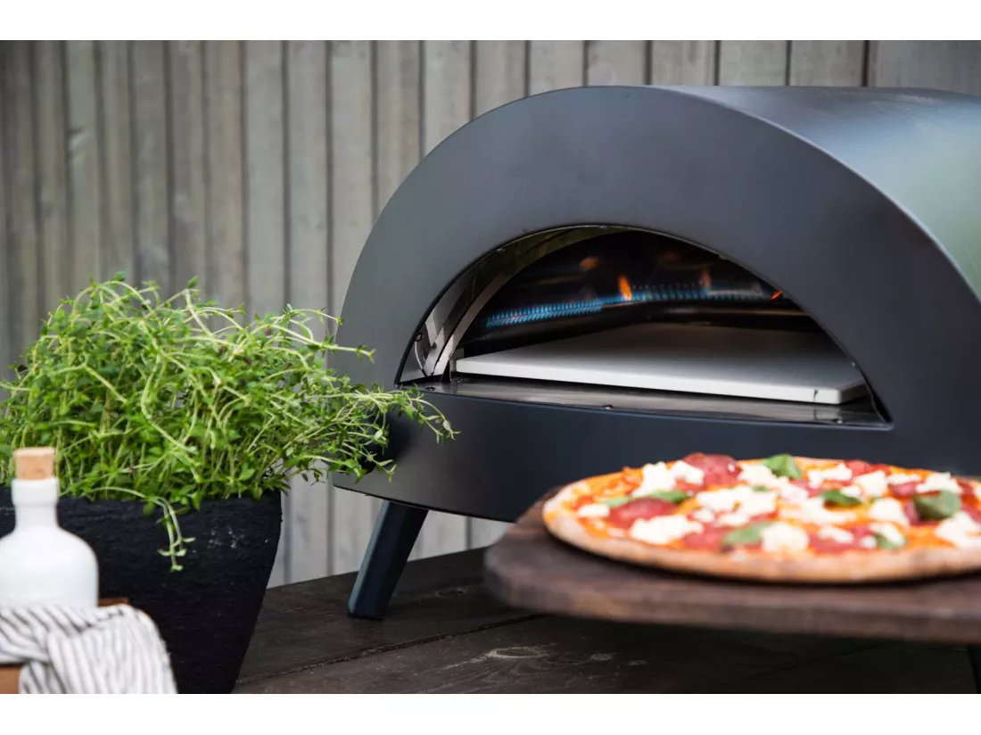 Bukom four à pizza til gas noir.