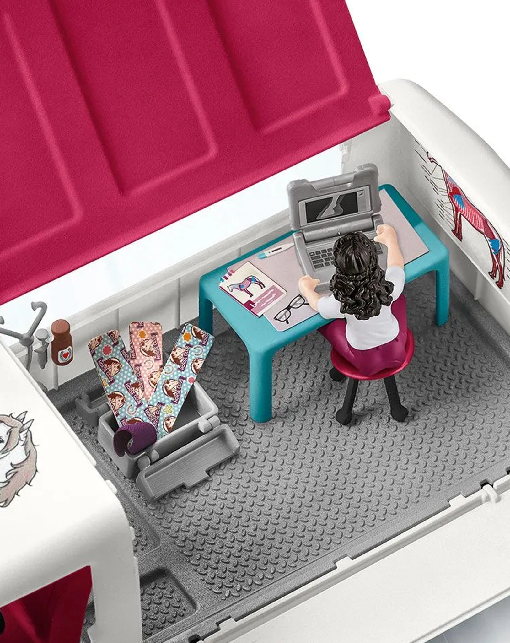schleich® 42439 Horse Club - Mobile Tierärztin mit Hannoveraner Fohlen