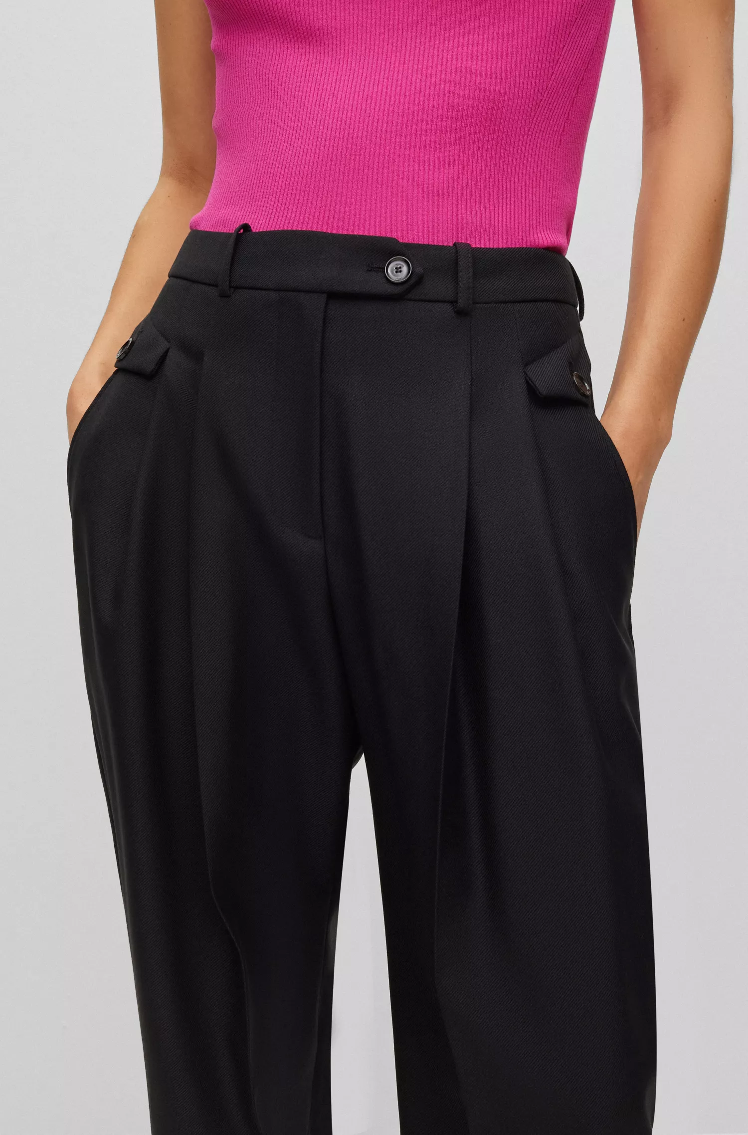 Calça BOSS preta de corte amplo e modelagem relaxada em sarja de lã virgem.