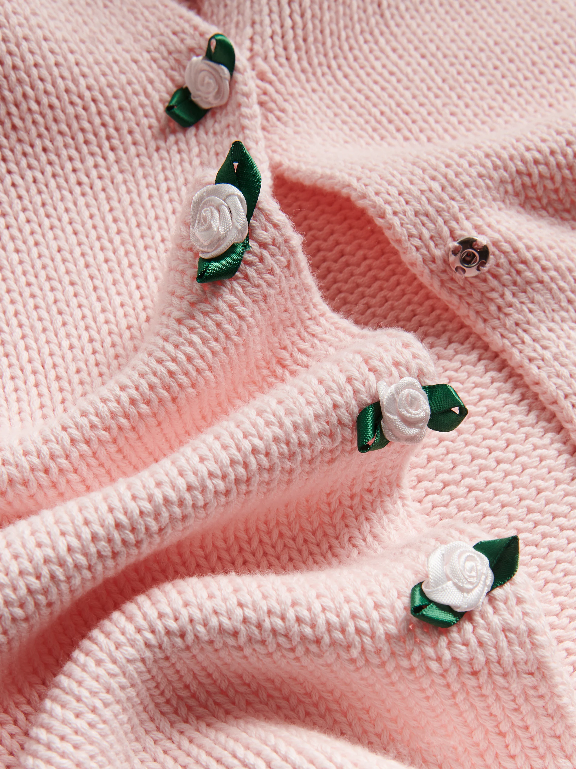 Strickjacke mit dekorativen Knöpfen