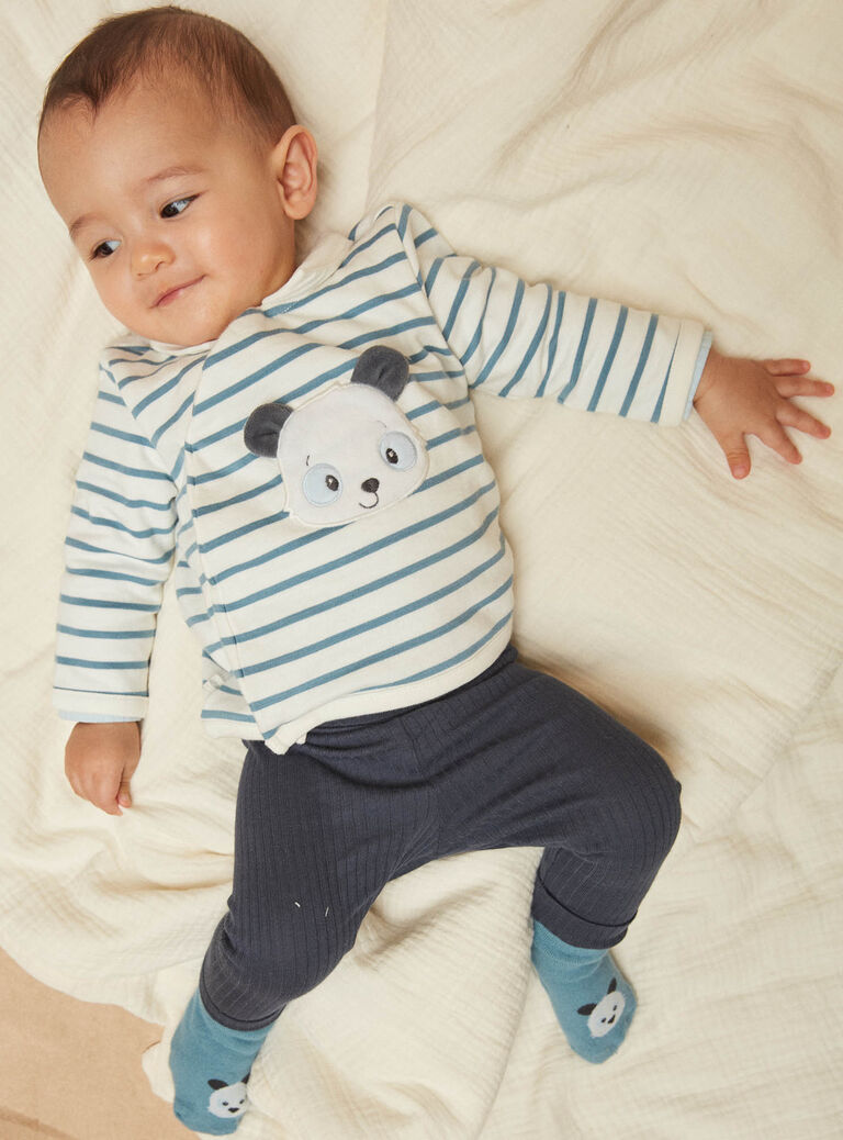 Sweat écru et bleu, legging bleu nuit et chaussettes bleues