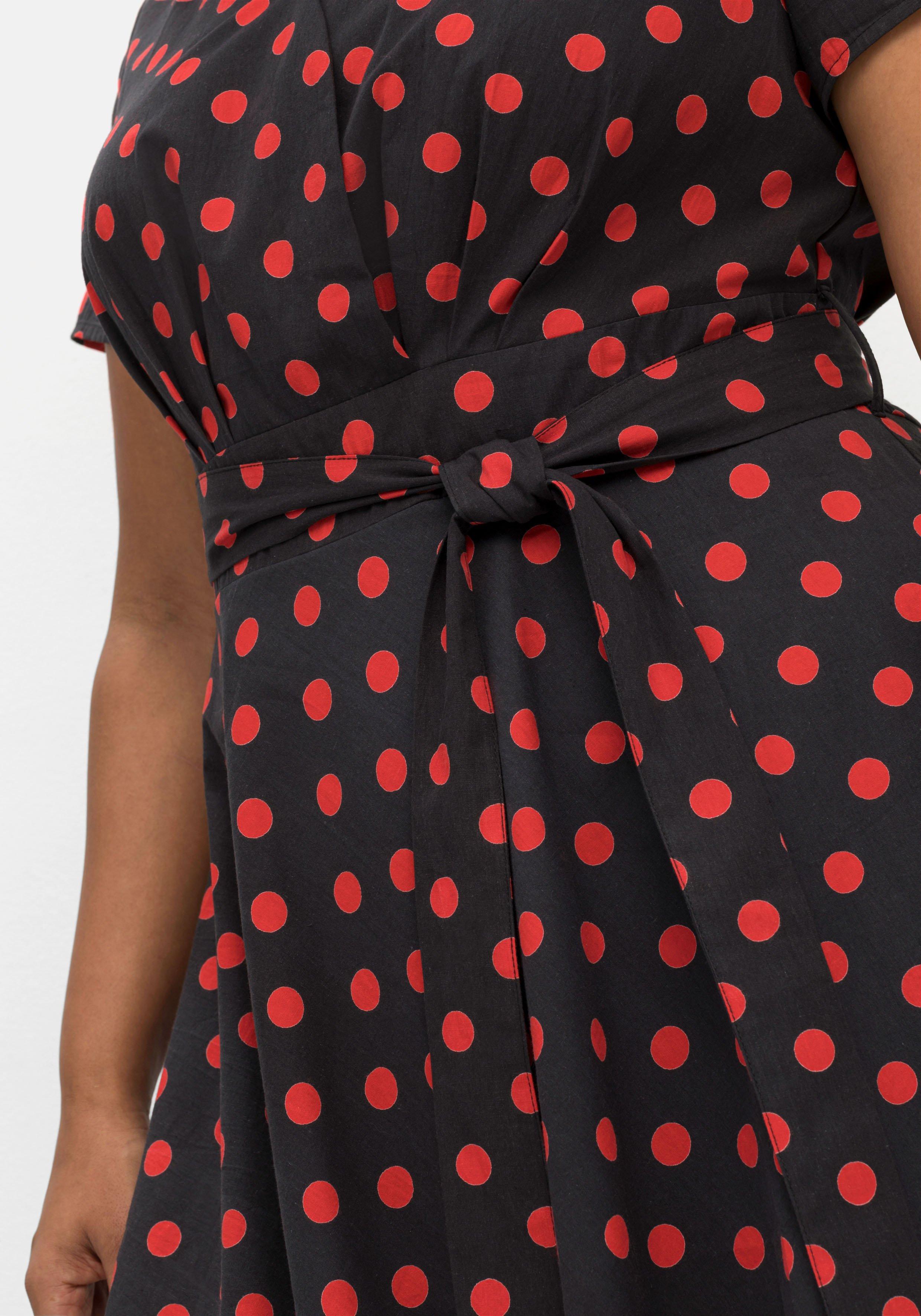 Gepunktetes Kleid mit Herzausschnitt und Taillenband