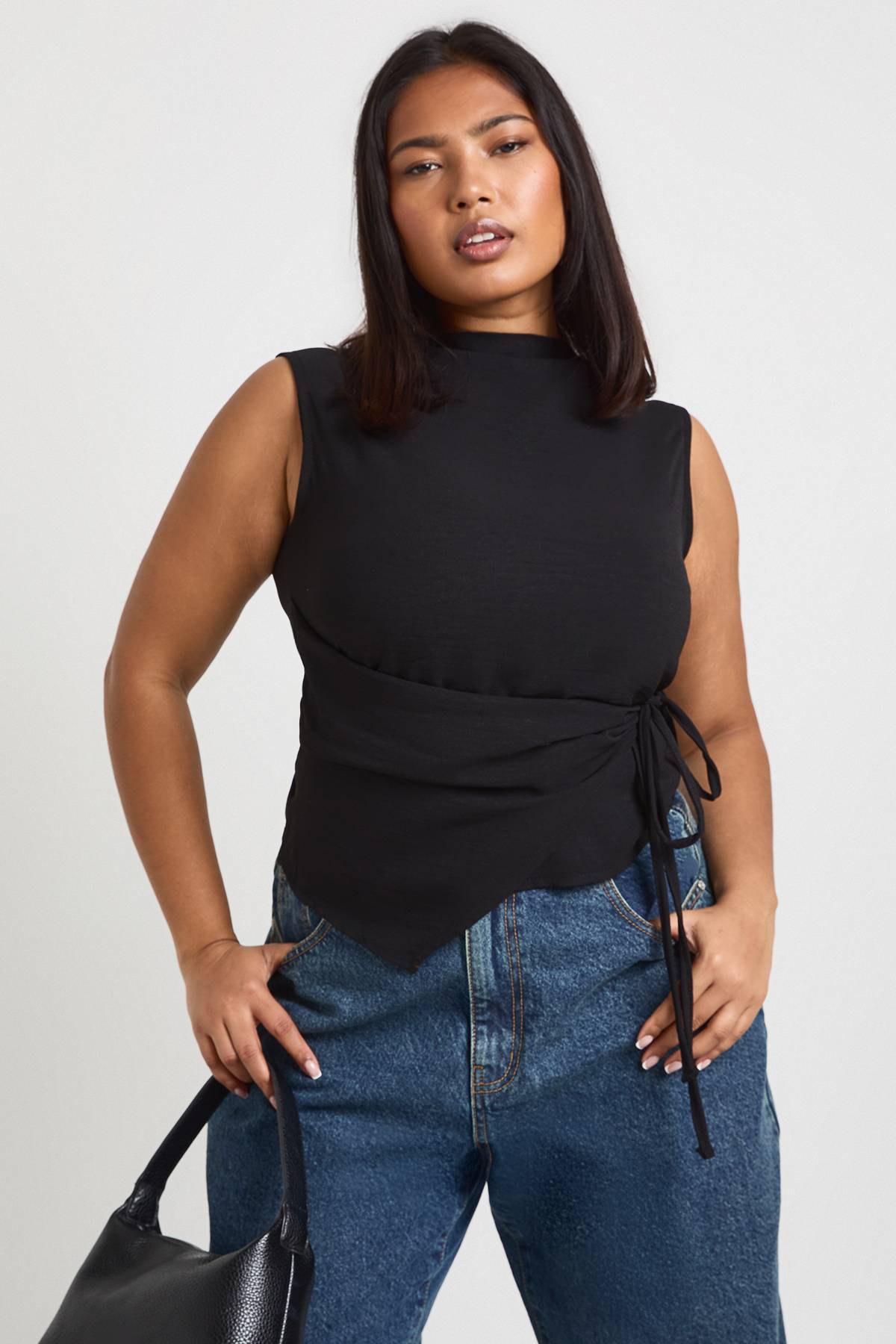 boohoo Haut Asymétrique Grande Taille à Col Bénitier avec Lien Devant