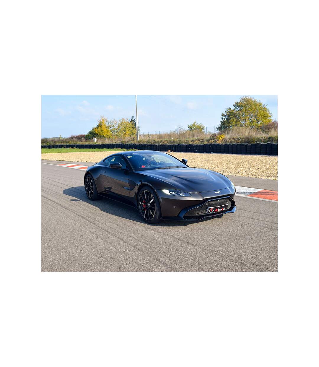 Pilotage d'une Aston Martin Vantage lors de 2 tours de circuit - SMARTBOX - Coffret Cadeau Sport & Aventure