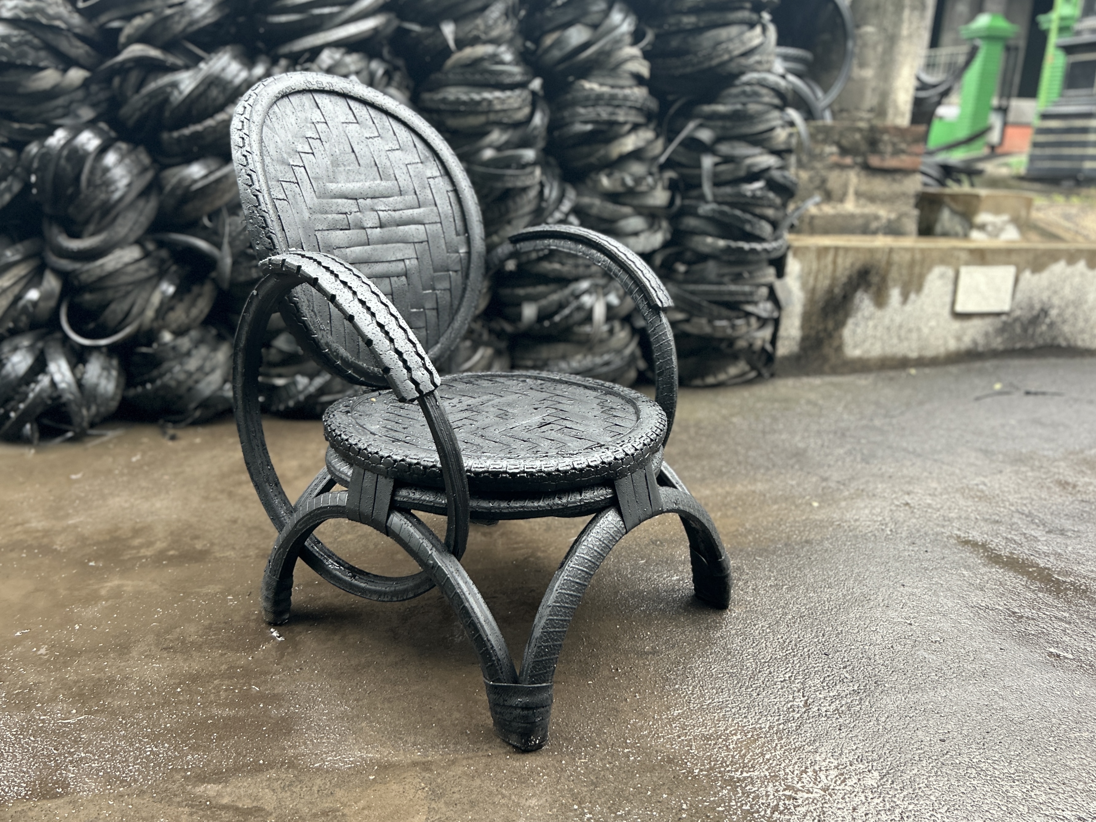 Sessel aus Autoreifen, schwarz, T 58 cm, B 52 cm, H 93 cm von fischer's lagerhaus
