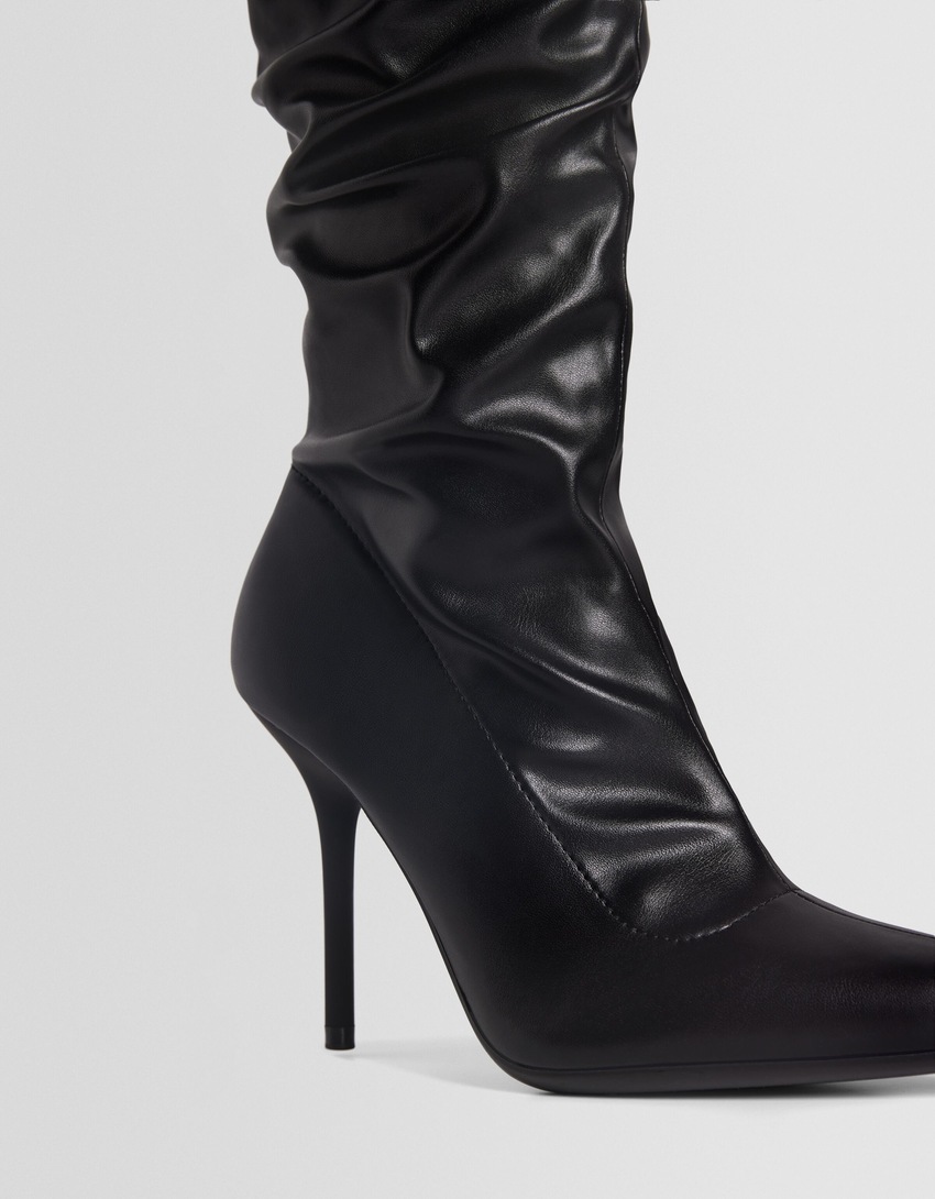 Botas de cano alto folgadas da Generation Bershka com salto agulha.