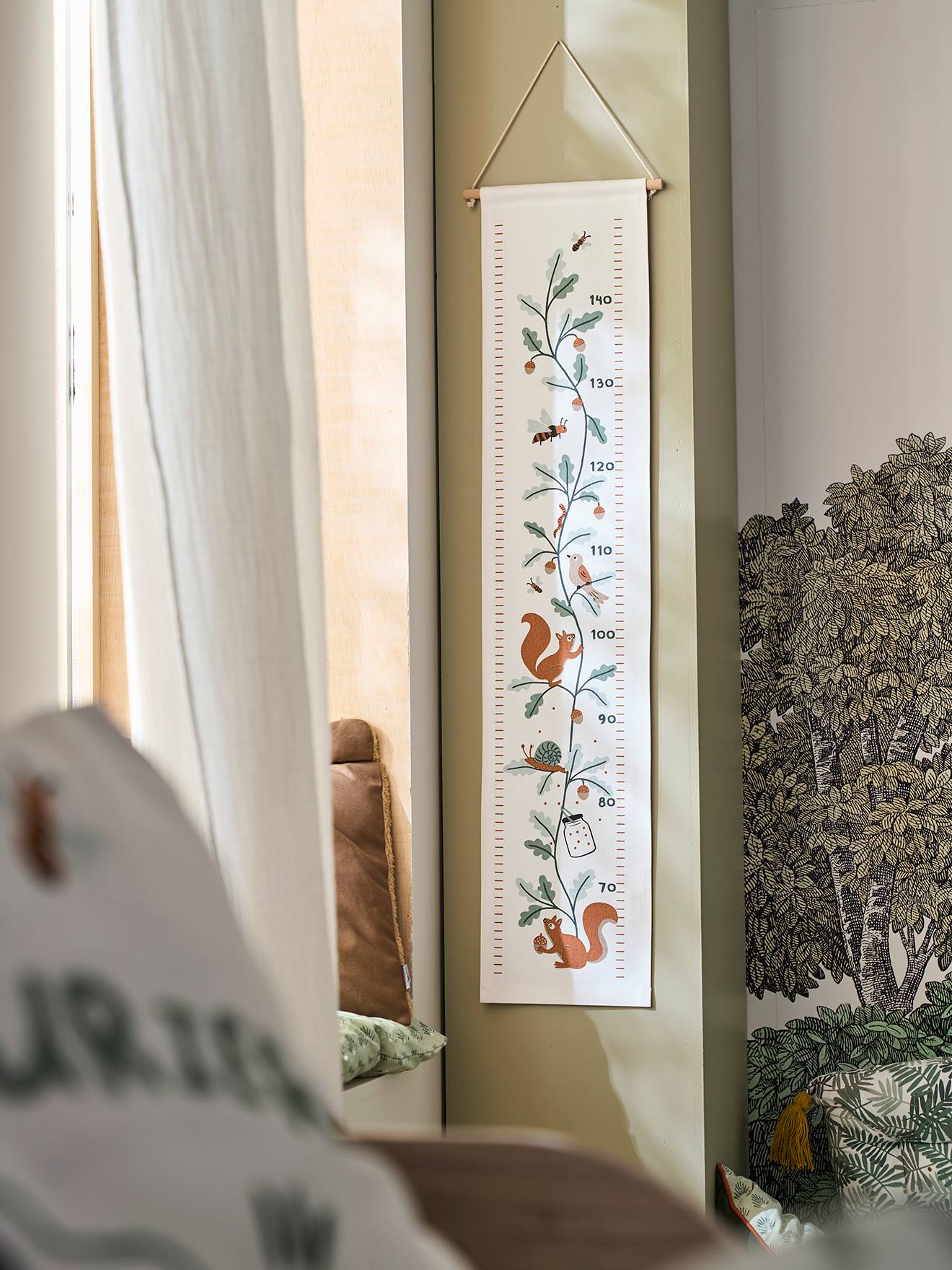 Fita métrica de tecido com estampas lisas de animais da floresta em branco claro.