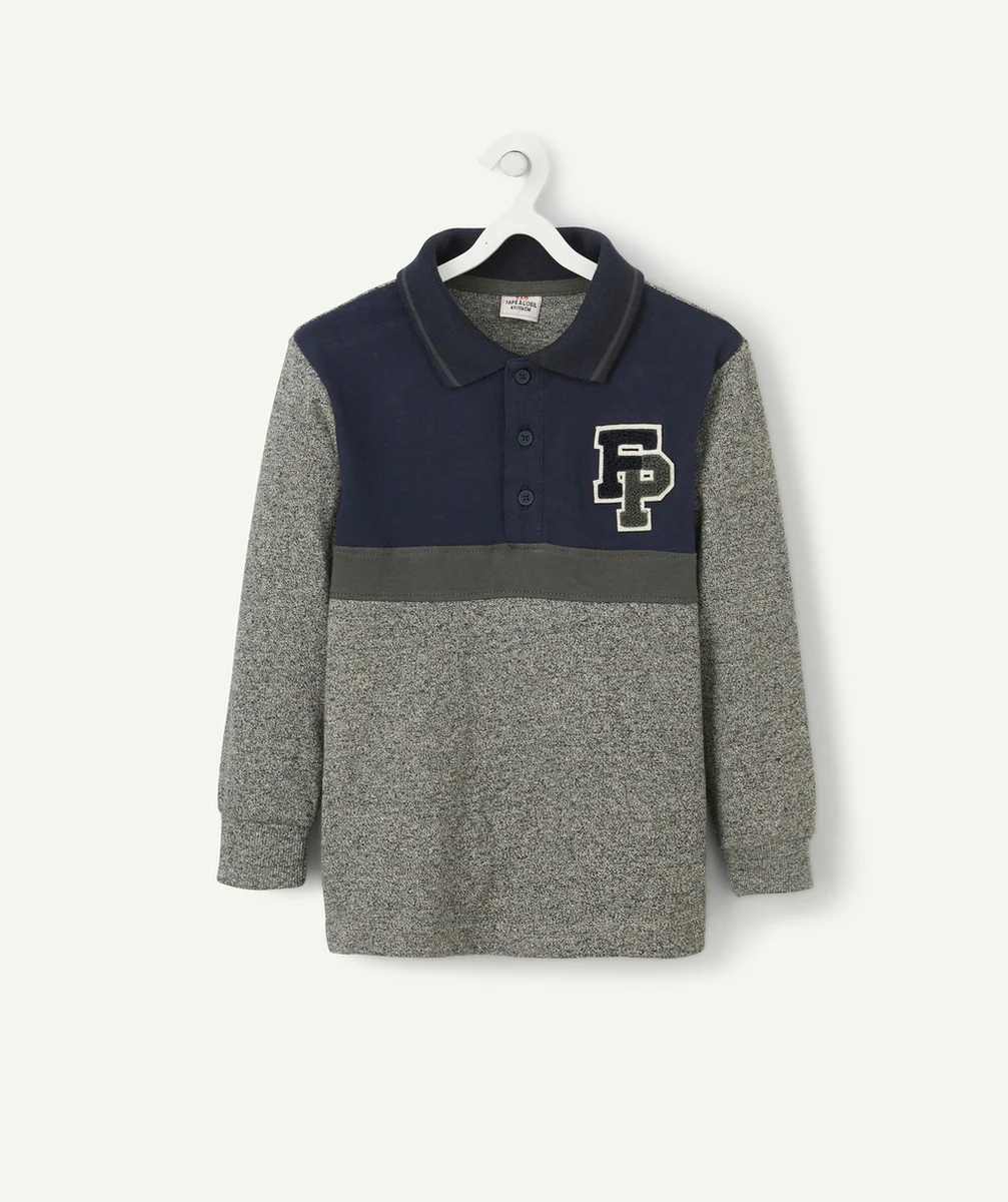 POLO GARÇON EN COTON BLEU ET GRIS AVEC PATCH LETTRE