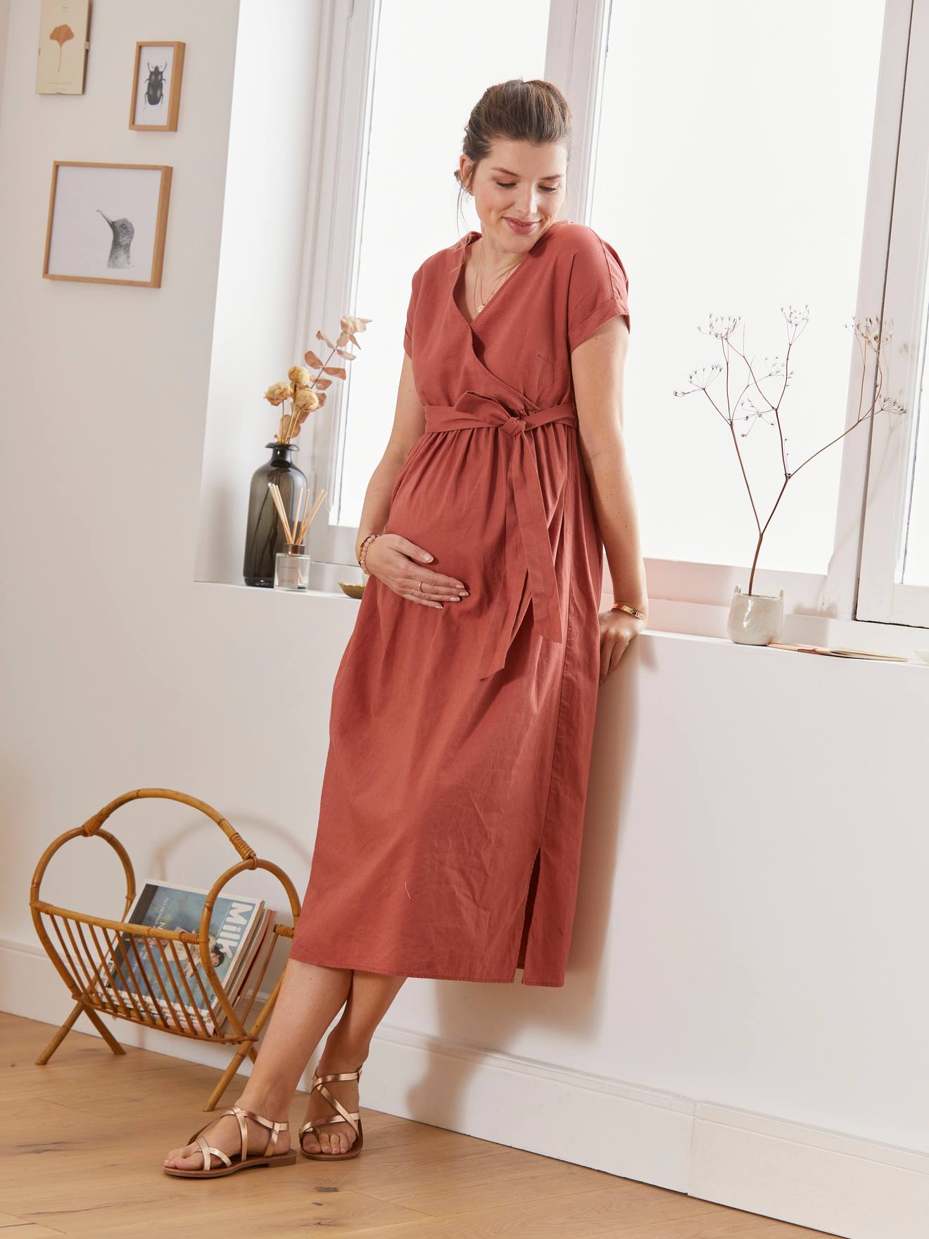 Vestido longo envelope em algodão e linho, ideal para gestantes e lactantes, cor vermelha lisa tamanho médio.