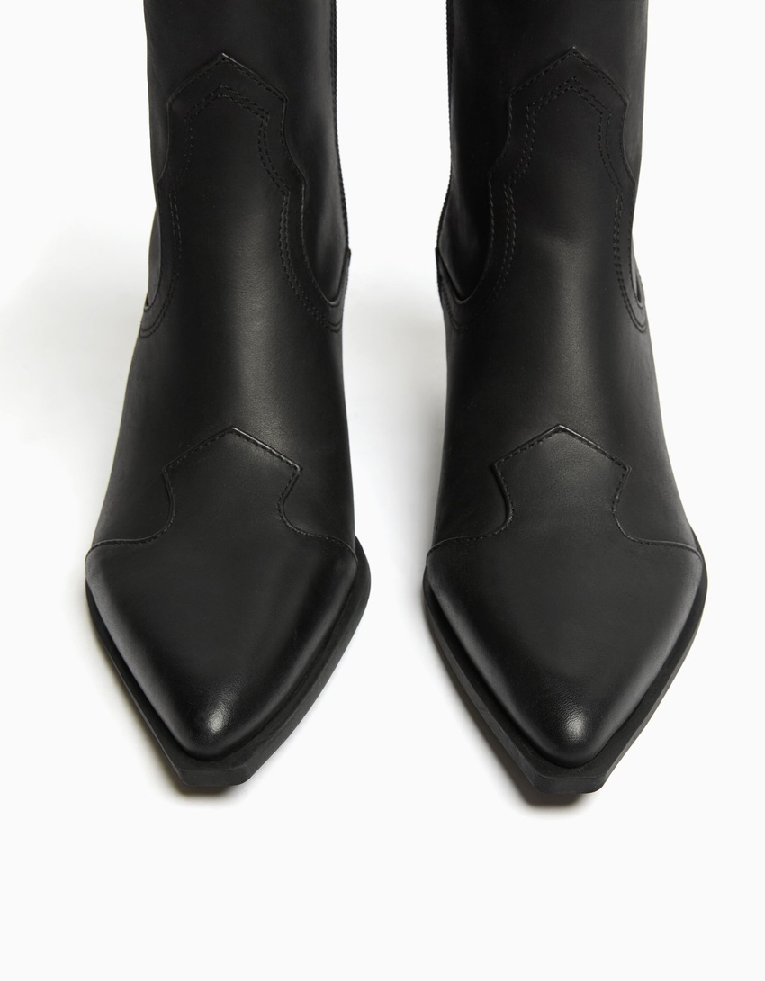 Botas de cano curto estilo cowboy com salto, em couro.