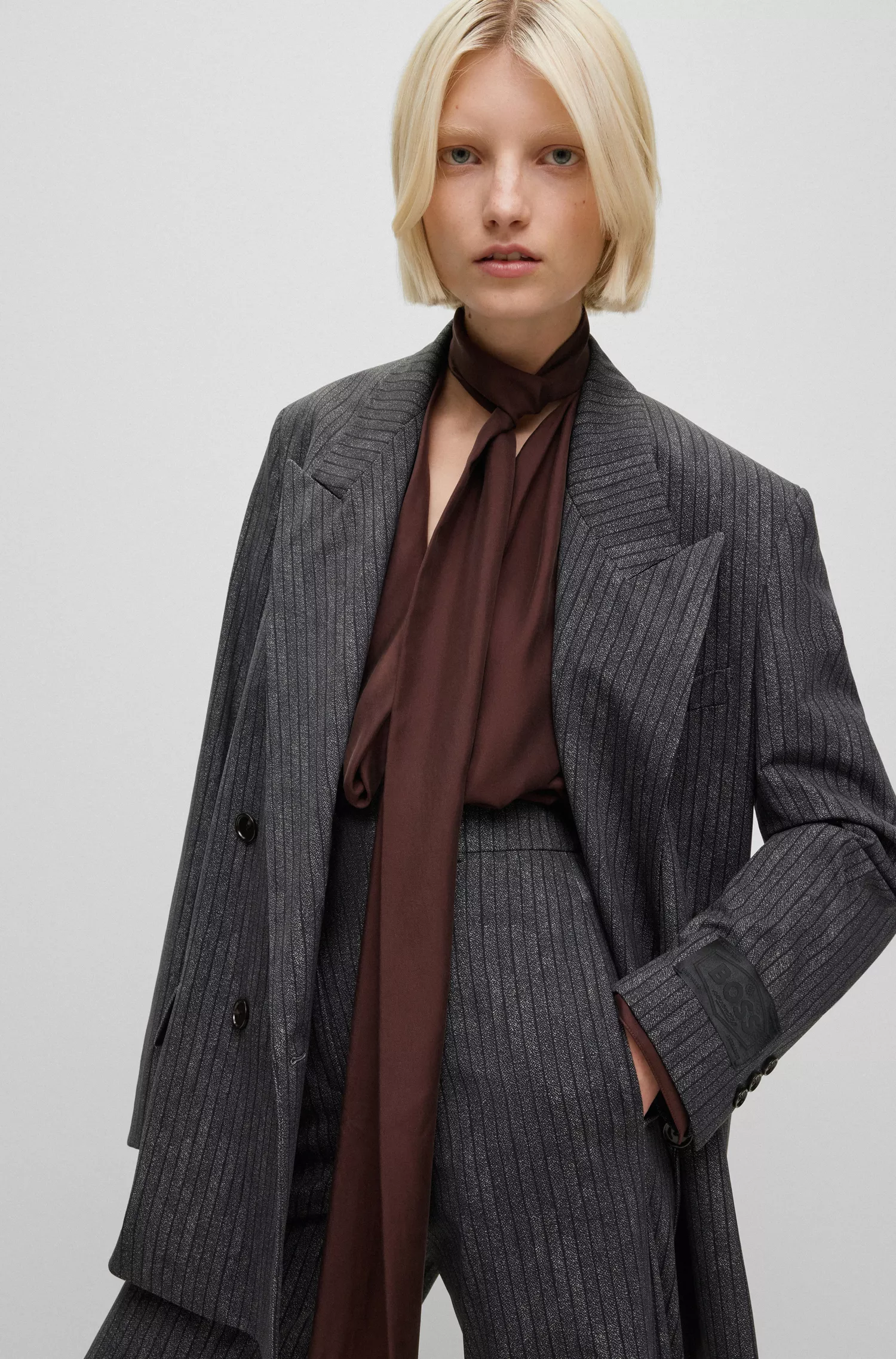 Blazer preto de risca de giz com abotoamento duplo da BOSS em malha elástica.