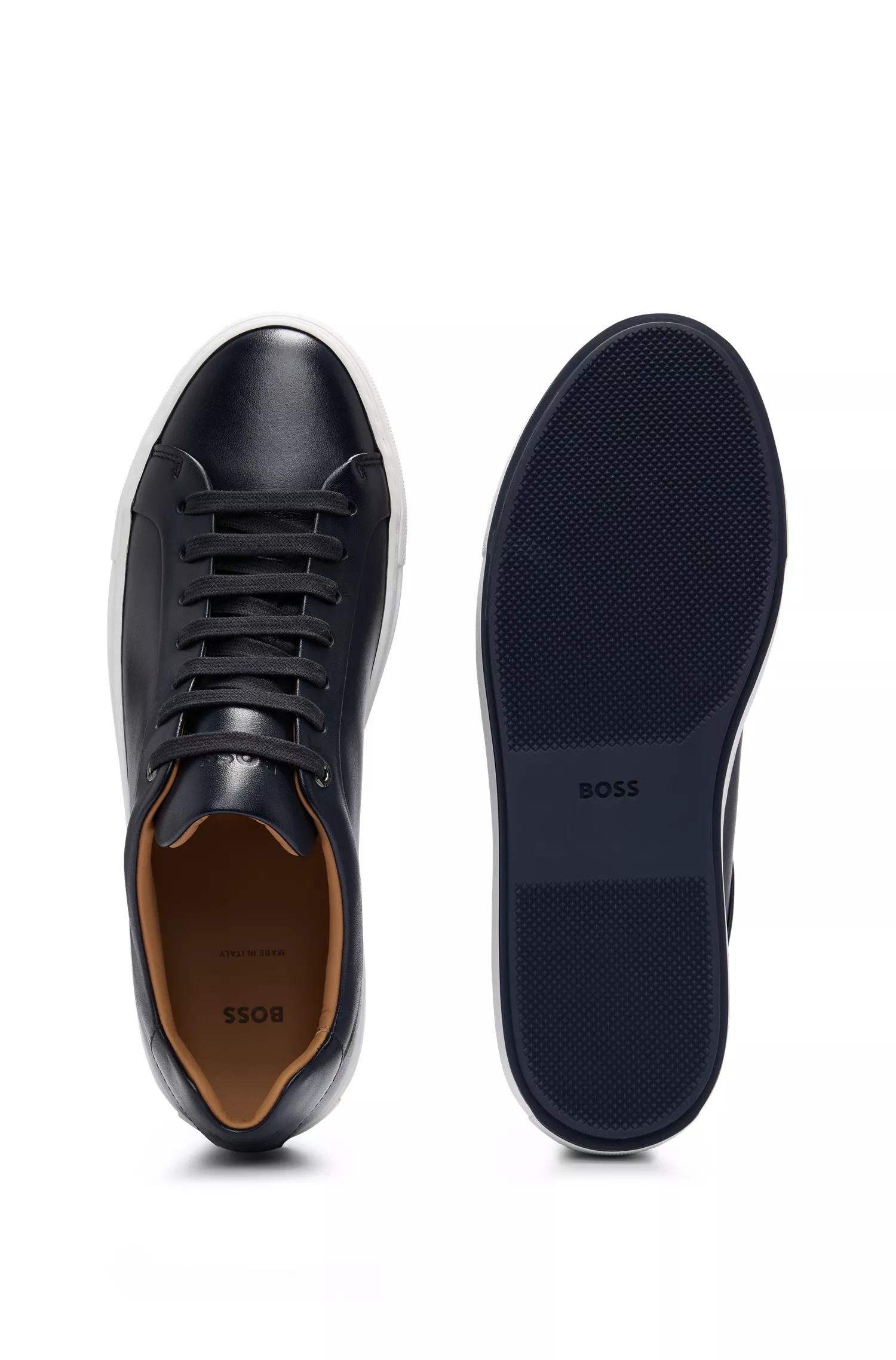 Tênis BOSS de couro preto com sola de borracha e detalhes do logotipo, fabricados na Itália.
