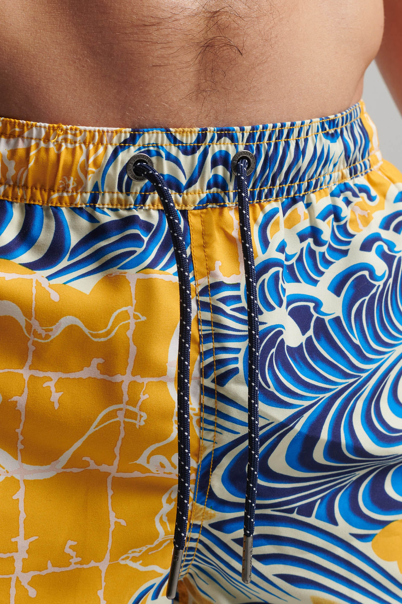 Maiô com logo vintage e estampa havaiana - Estampa amarela