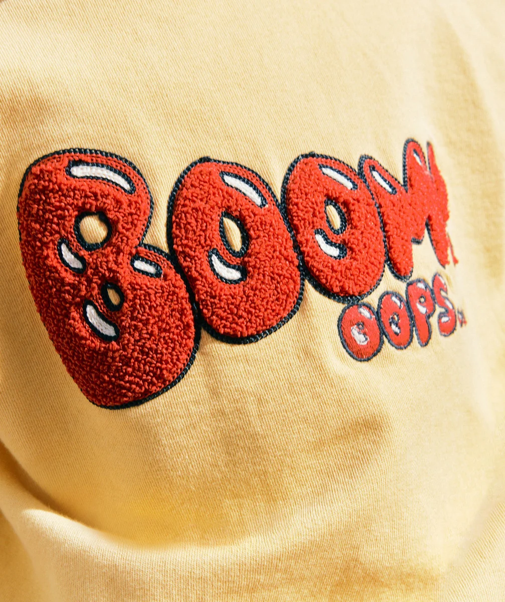 SWEAT GARÇON EN FIBRES RECYCLÉES JAUNE AVEC MESSAGE EN BOUCLETTES
