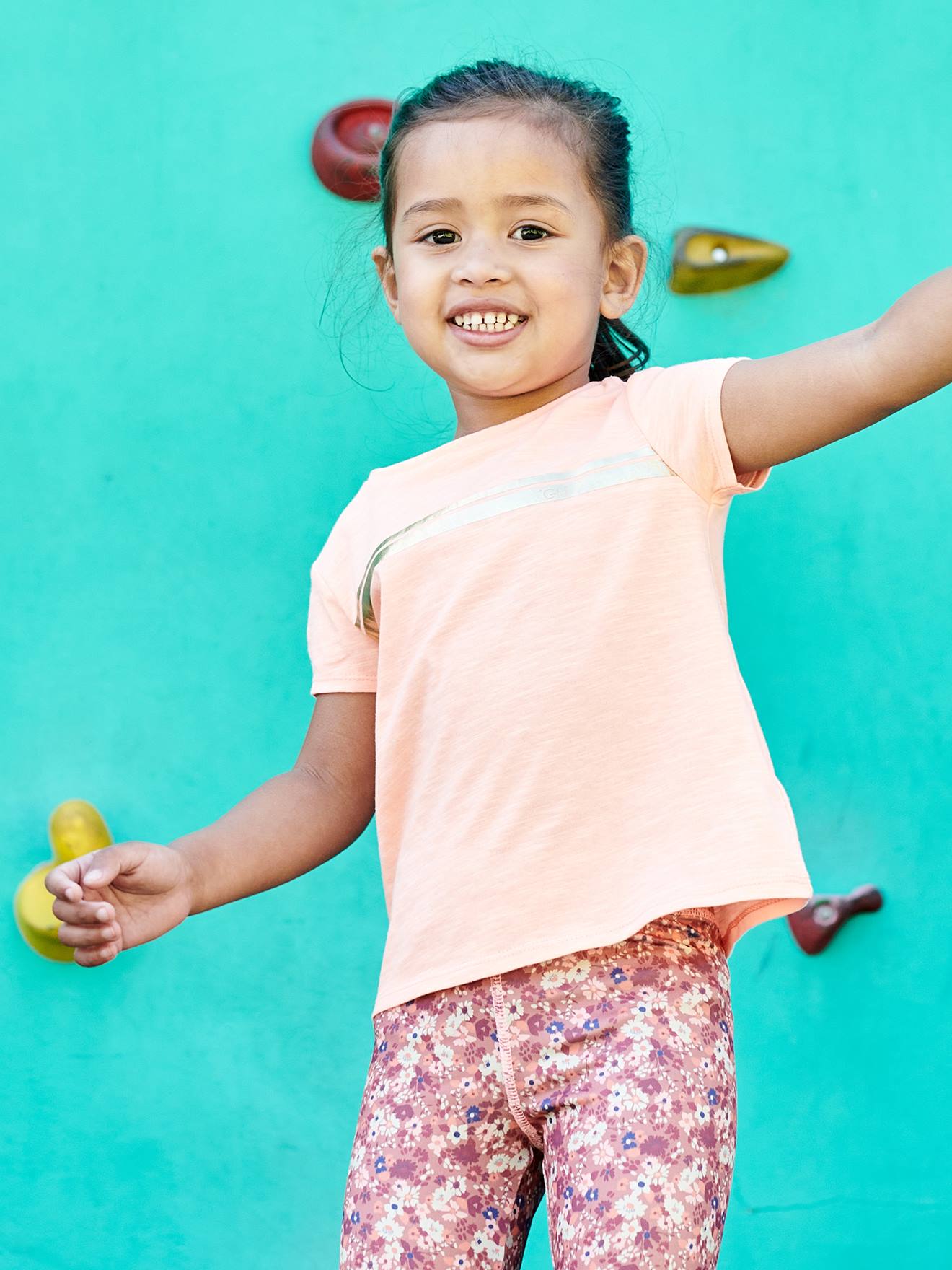 Camiseta esportiva listrada iridescente para meninas, lisa, branca clara com estampas.