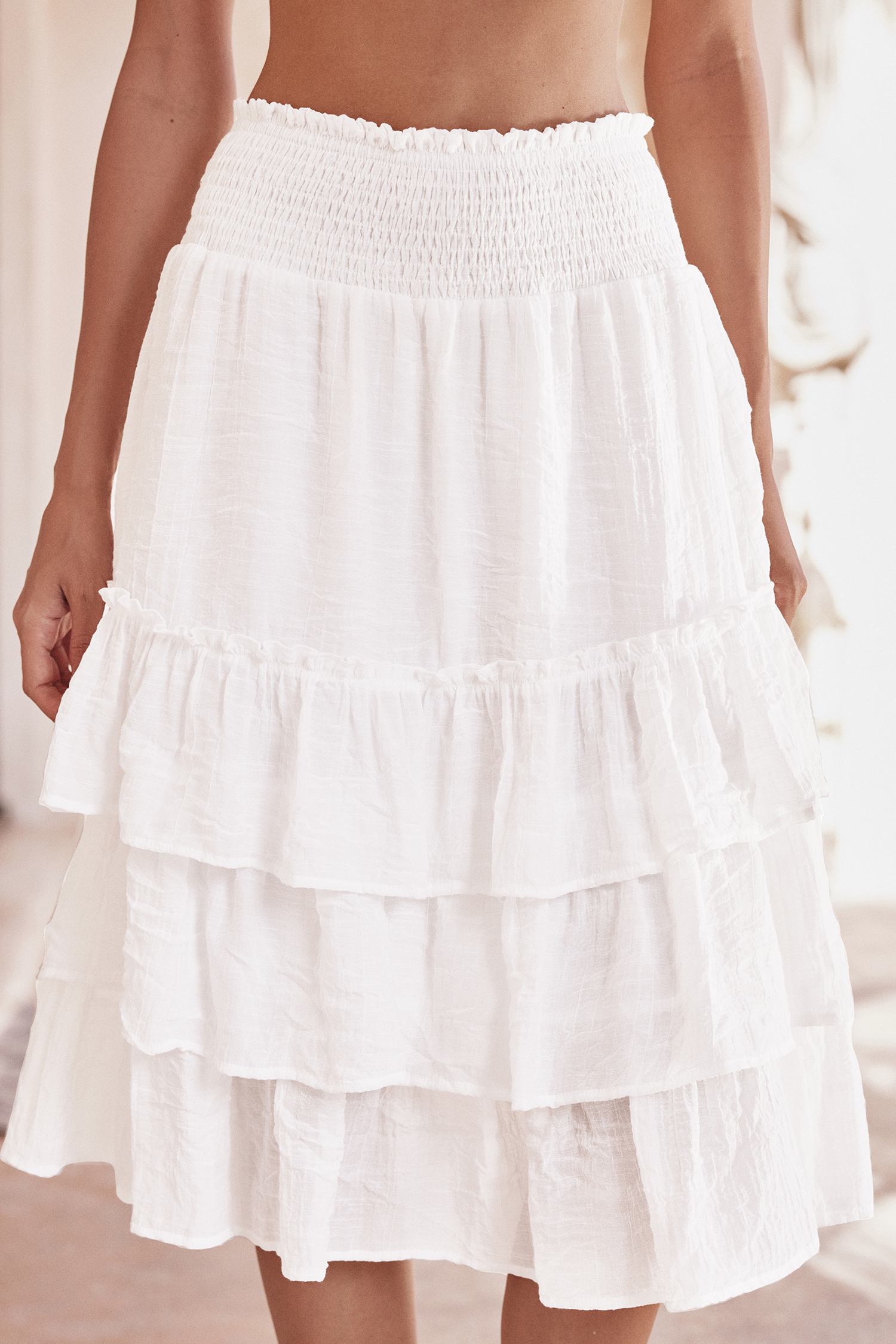 Jupe midi avec taille à smocks et volants à nouer blanche