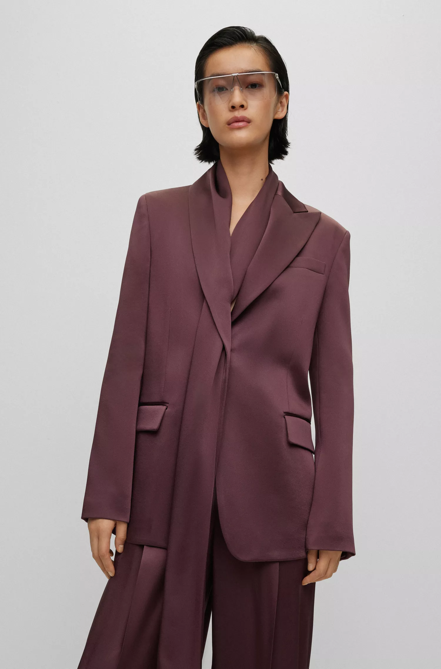 Blazer preto BOSS de abotoamento simples com detalhe de lenço