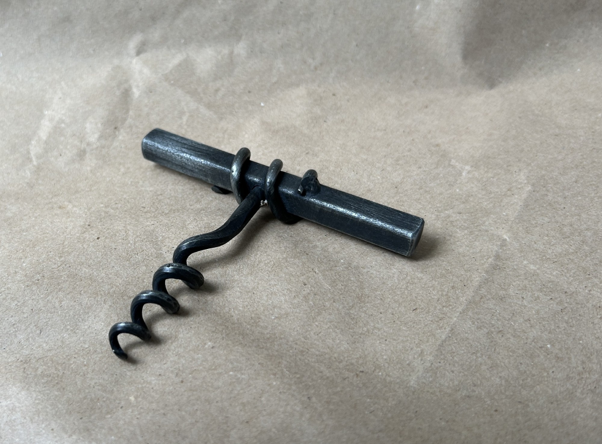 Korkenzieher aus Eisen, anthrazit, H 9 cm, B 11 cm zu 7,80