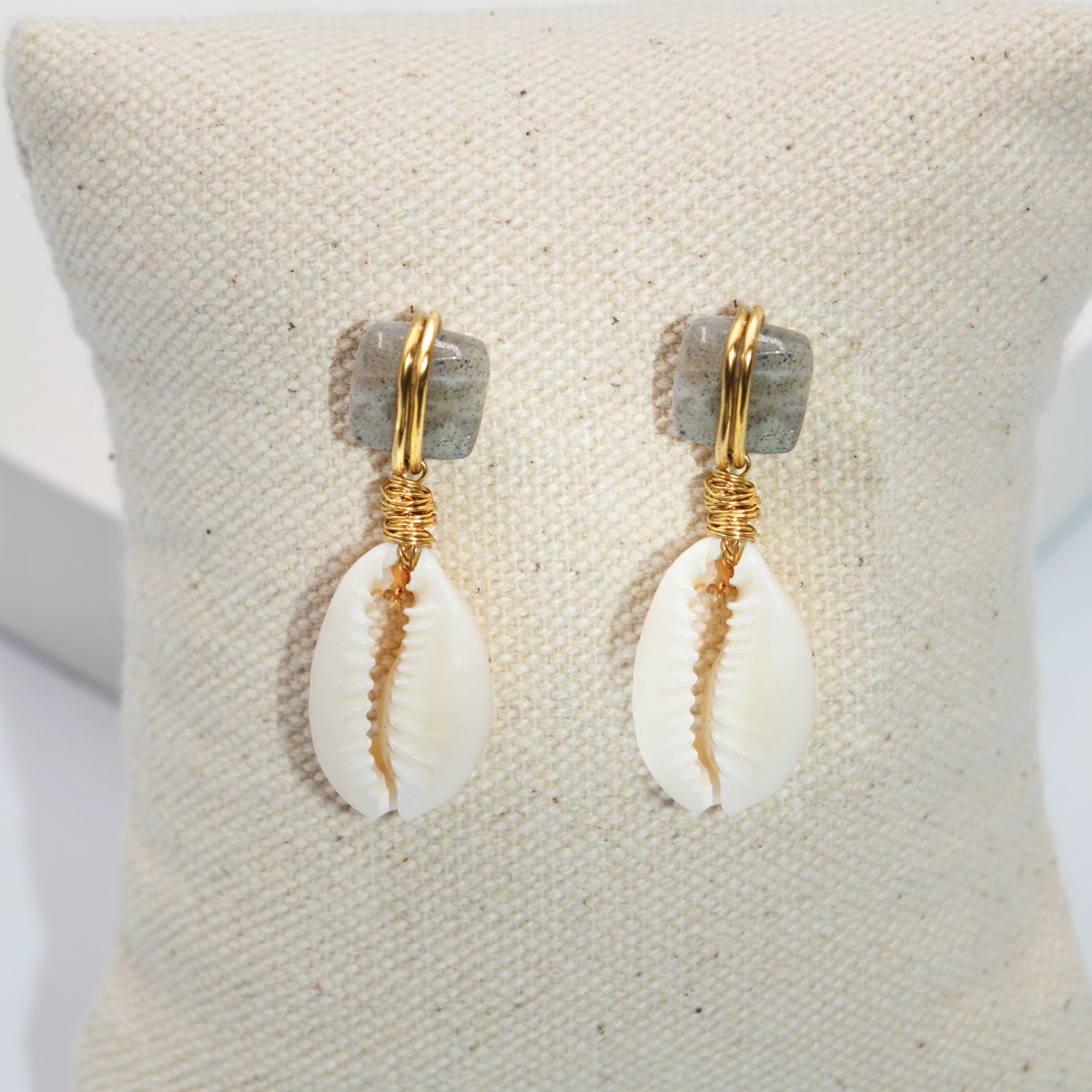 Boucles  d'oreilles perles labradorite et cauris- Gold filled