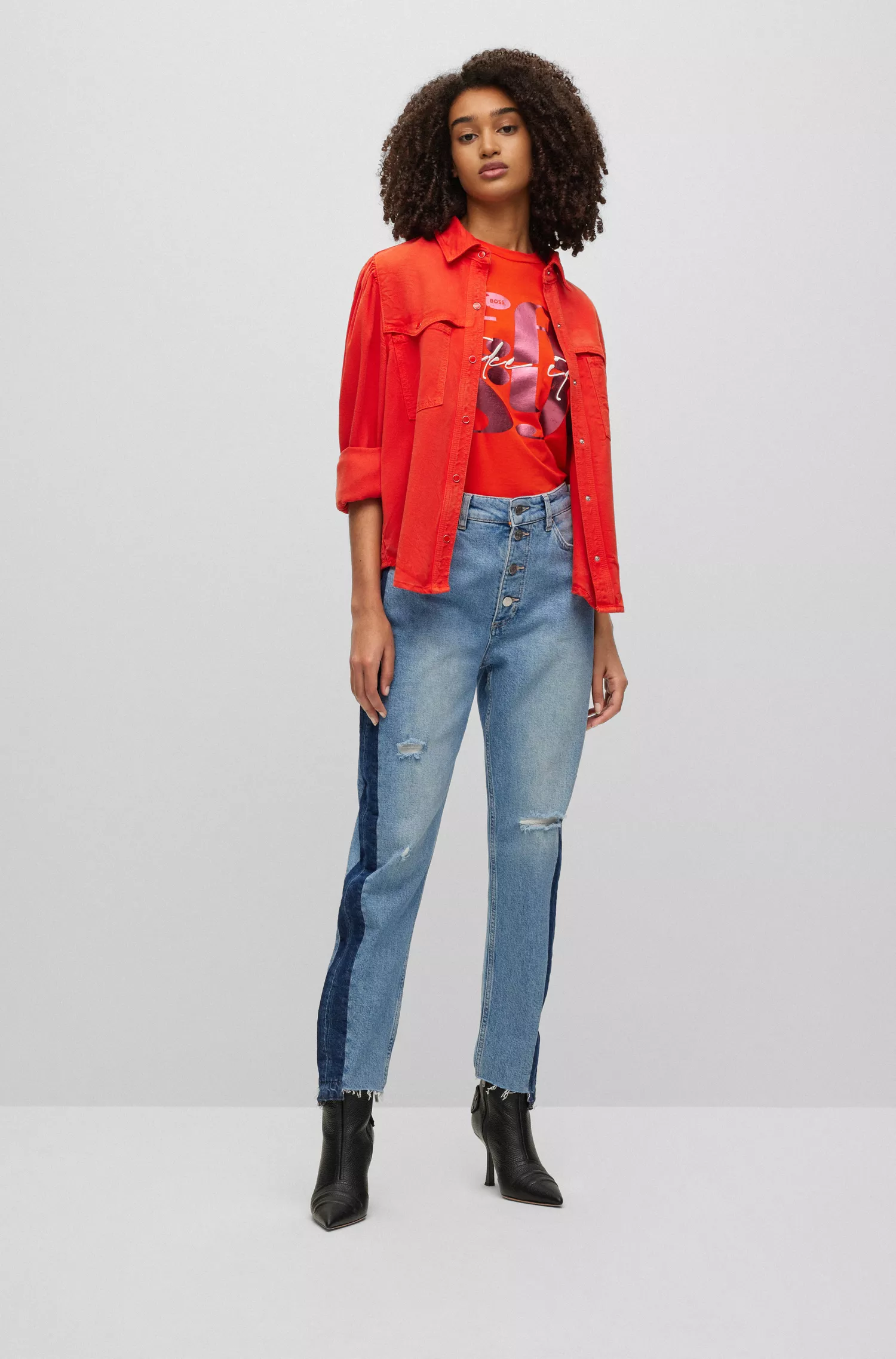 Camiseta BOSS preta de algodão orgânico com estampa sazonal.
