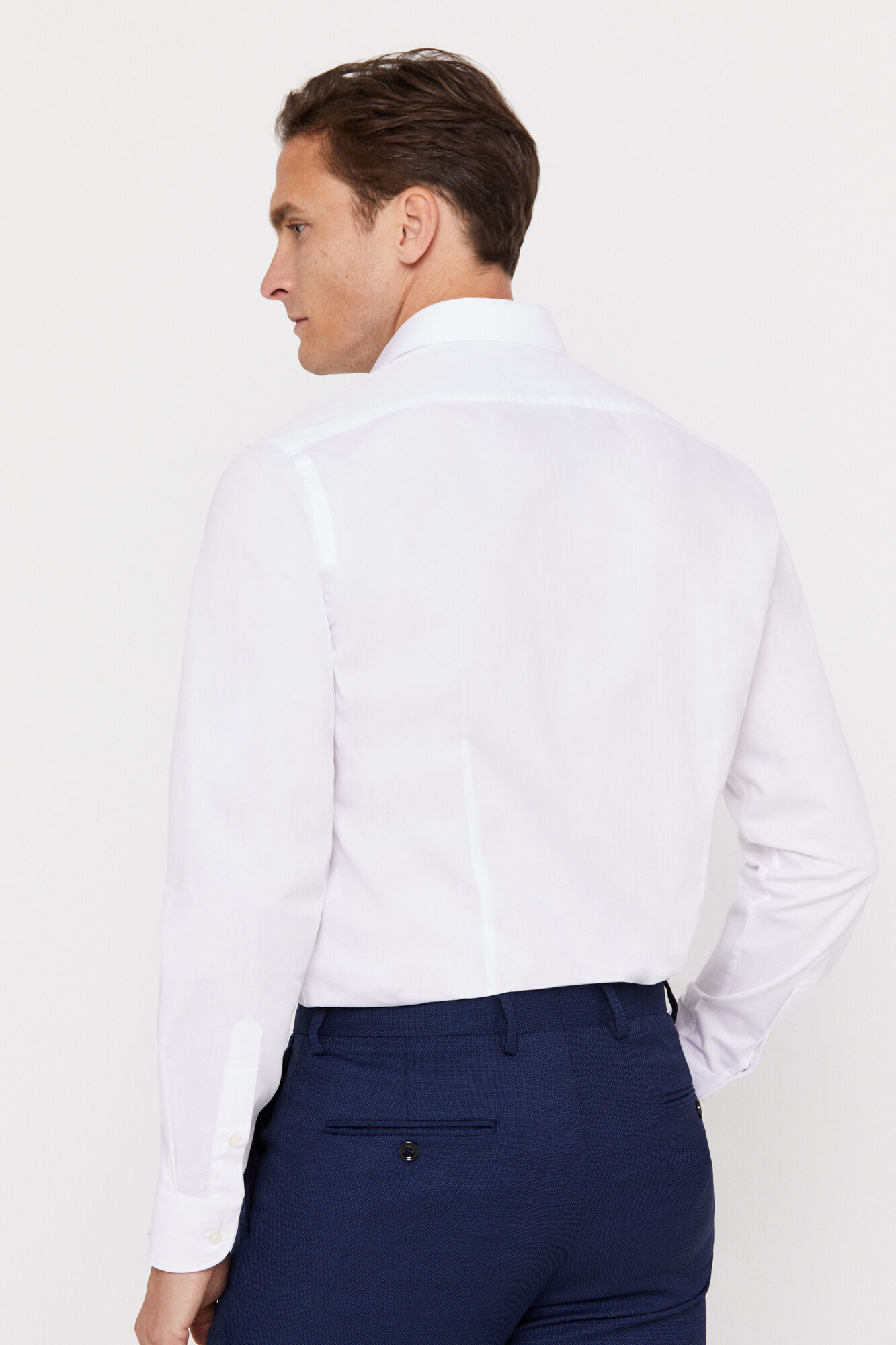 Camisa social lisa, corte slim, fácil de passar - Branca