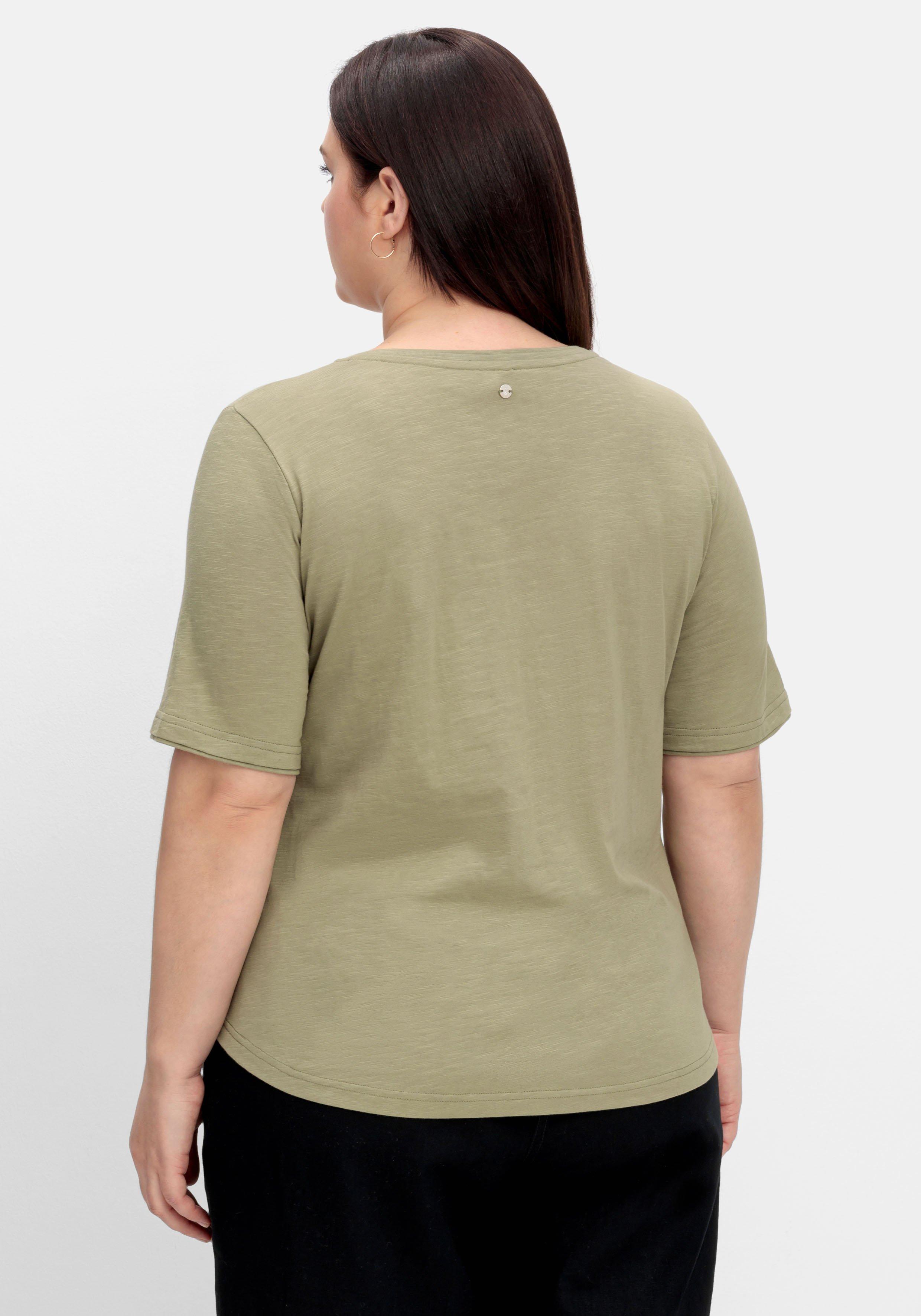 Shirt mit V-Ausschnitt und gerundetem Saum