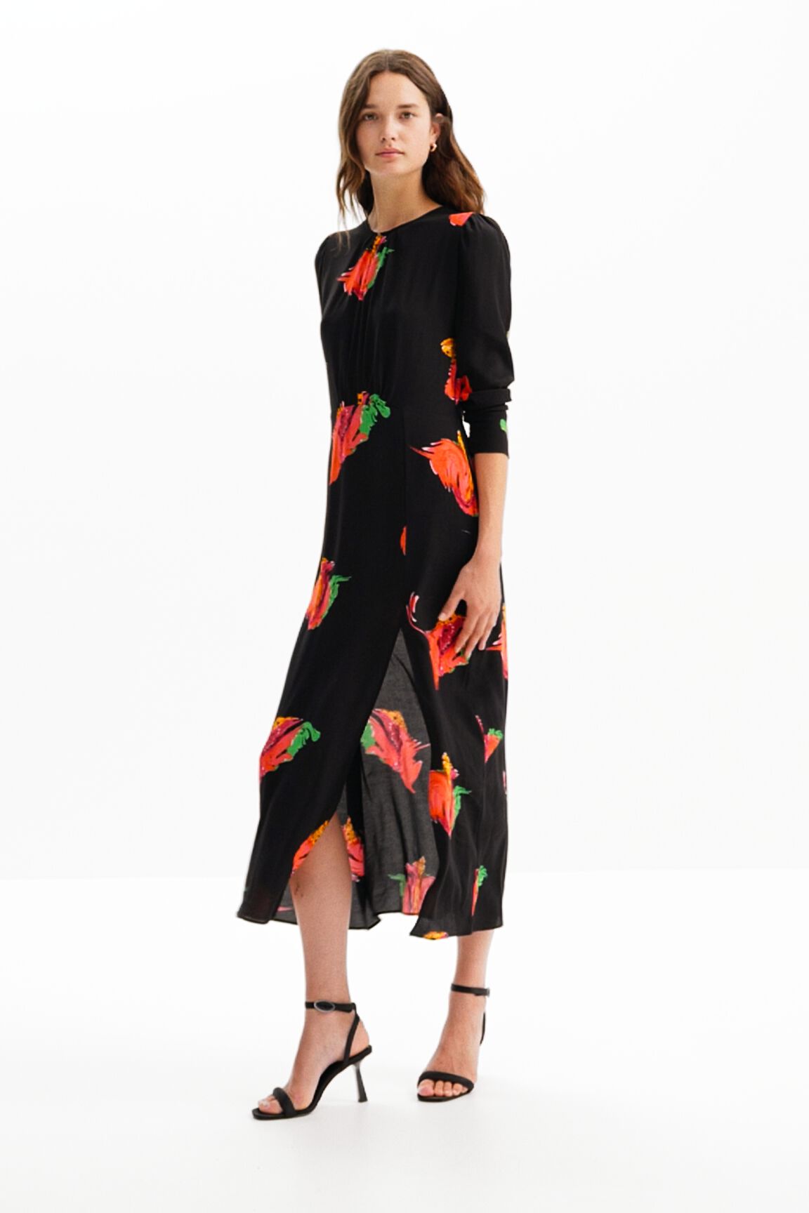 Vestido longo com fenda floral