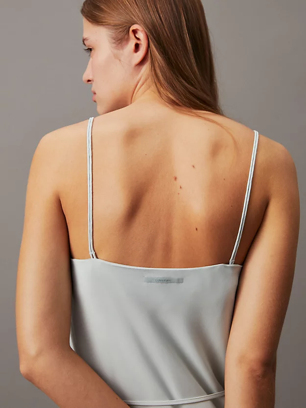 Vestido midi de alças com modelagem solta