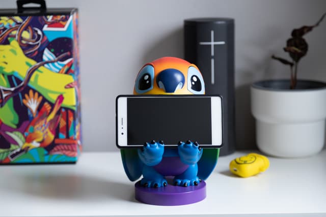 Cable Guys smartphone/controller-holderfigur (Rainbow Stitch)