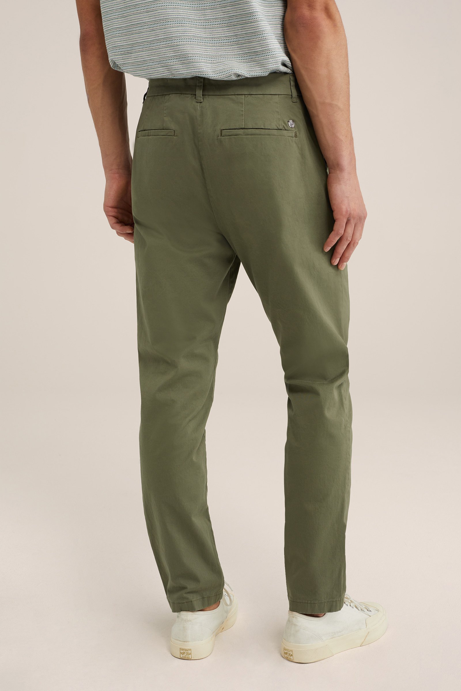 tapered fit chino met stretch Fundamentals Olijfgroen