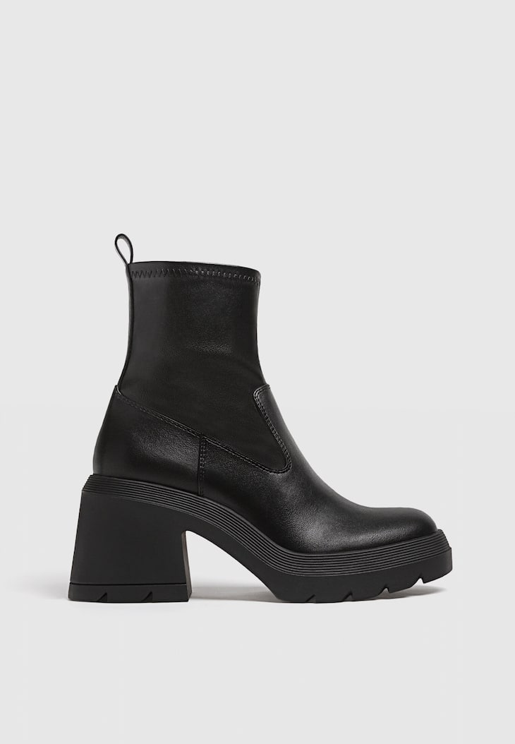 Botas de cano curto com plataforma e salto alto
