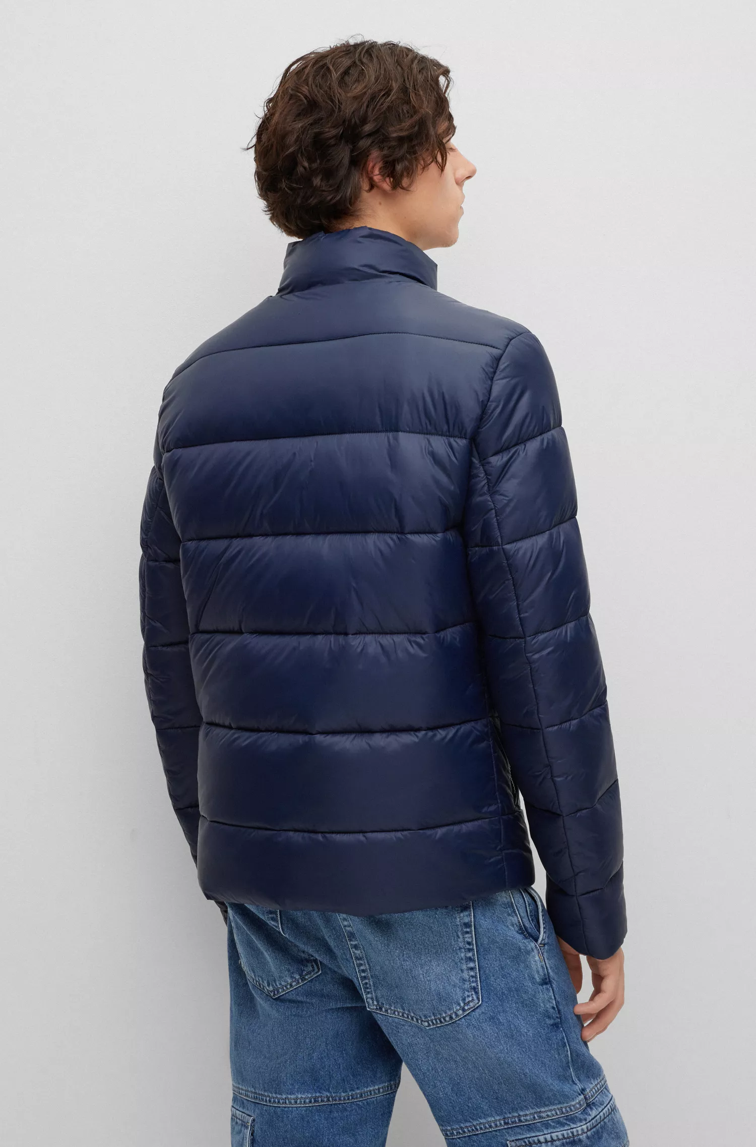 Jaqueta puffer HUGO vermelha, corte slim, com logo dividido.