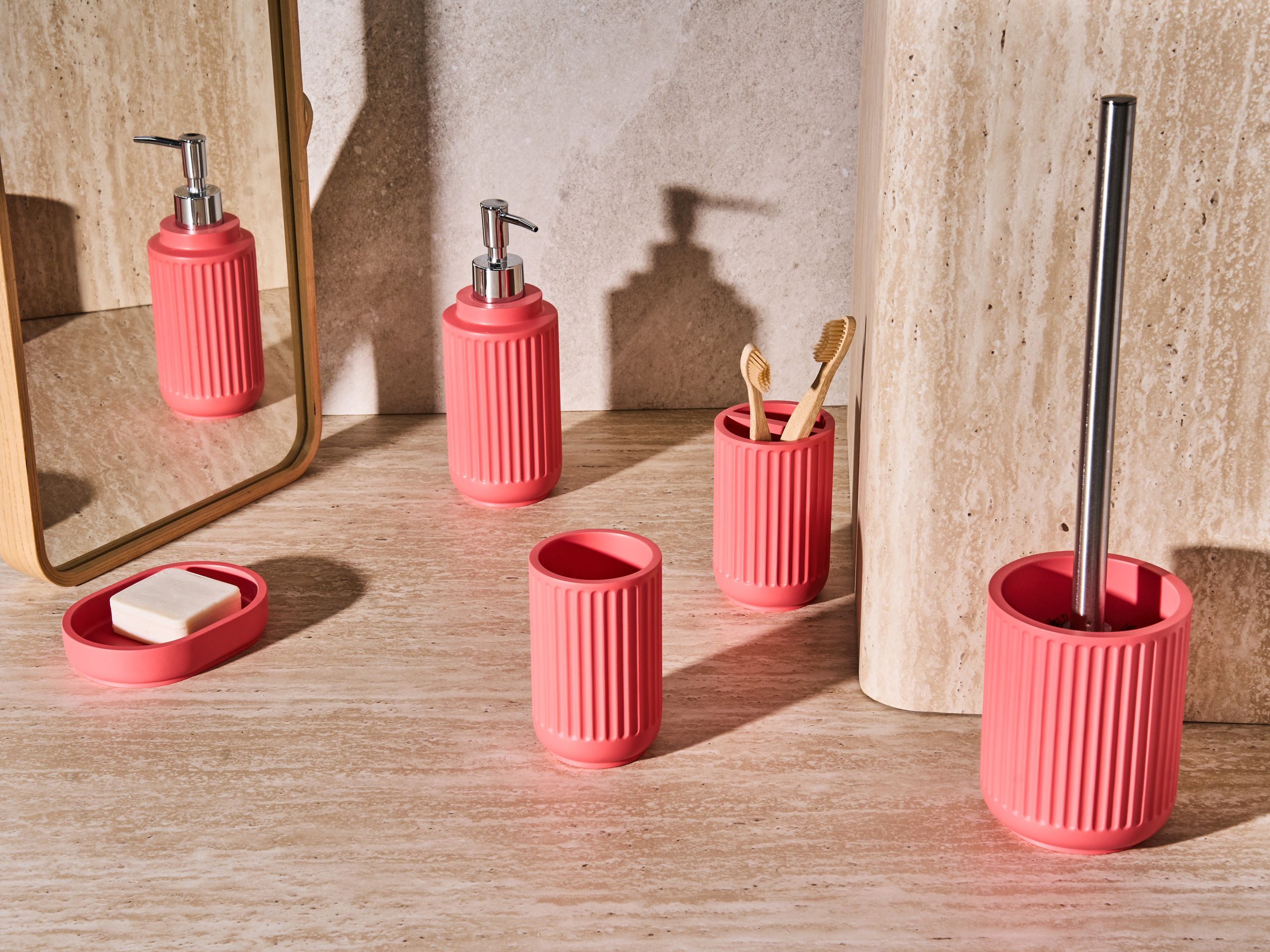 Beliani - HUARMEY - Badkameraccessoireset - Rood - Polyresin