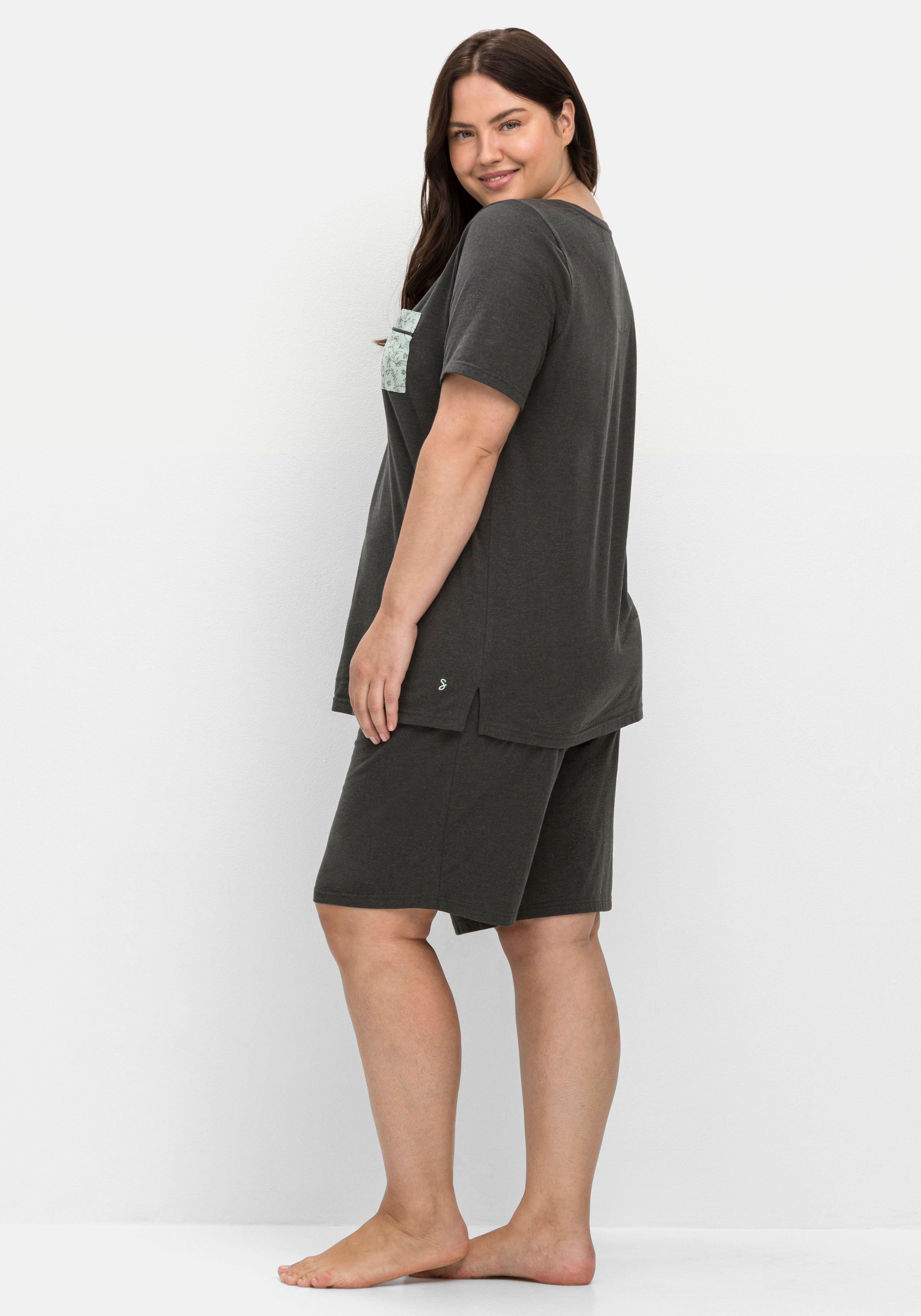 Schlafanzug mit Shirt und kurzer Hose