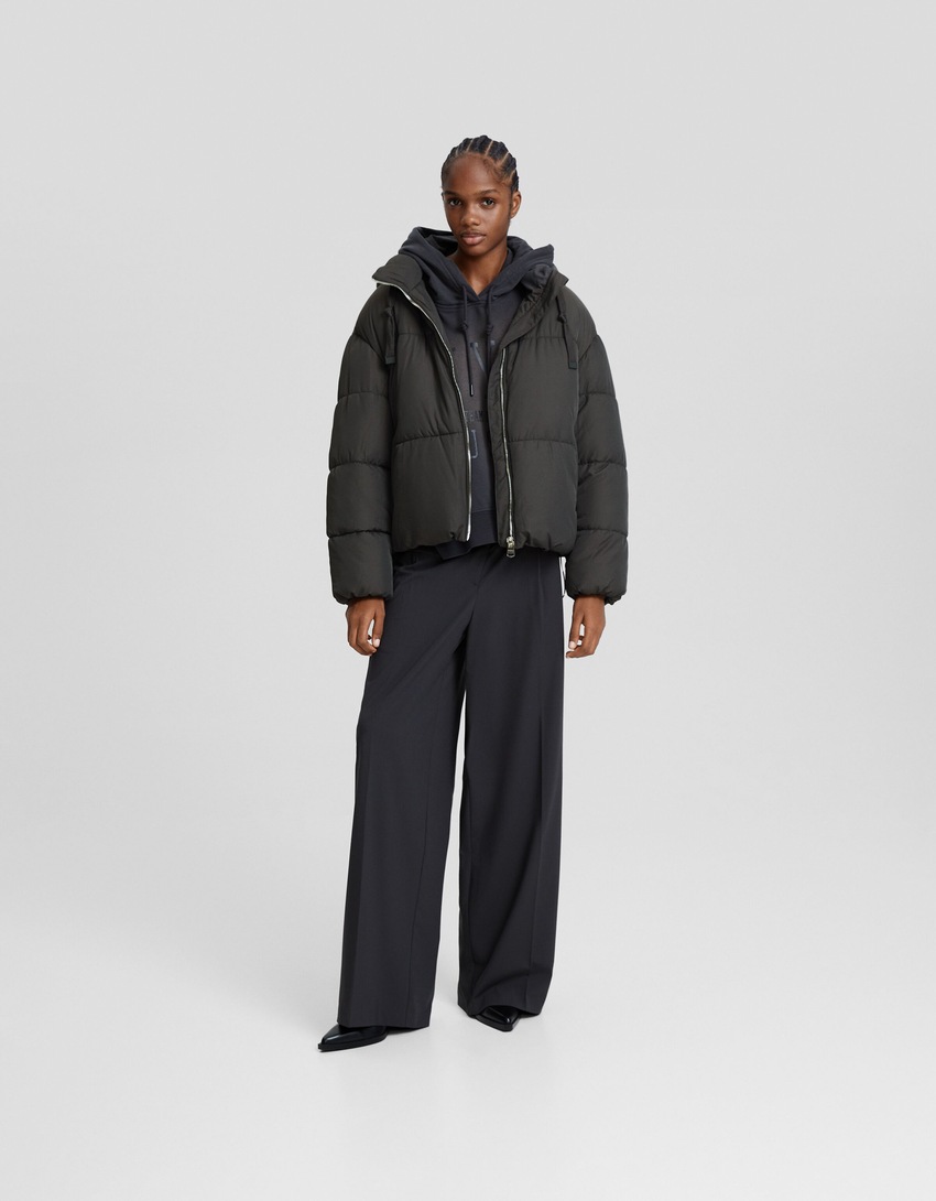 Jaqueta puffer oversized com capuz.