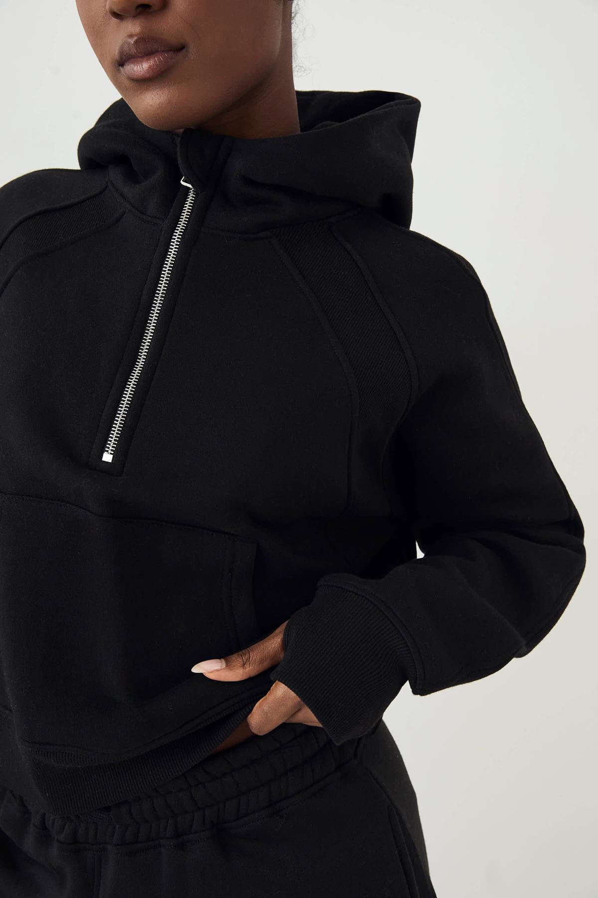 Sweat à Casynthétiqueche Demi-Zip à Panneaux Côtelés DSGN Studio