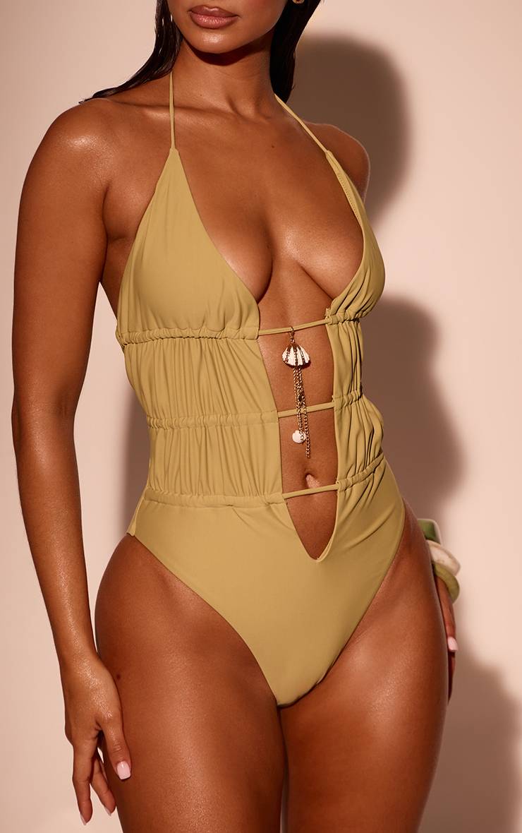 Vert Olive Maillot De Bain À Découpe Frontale Froncée Avec Breloque Coquillage