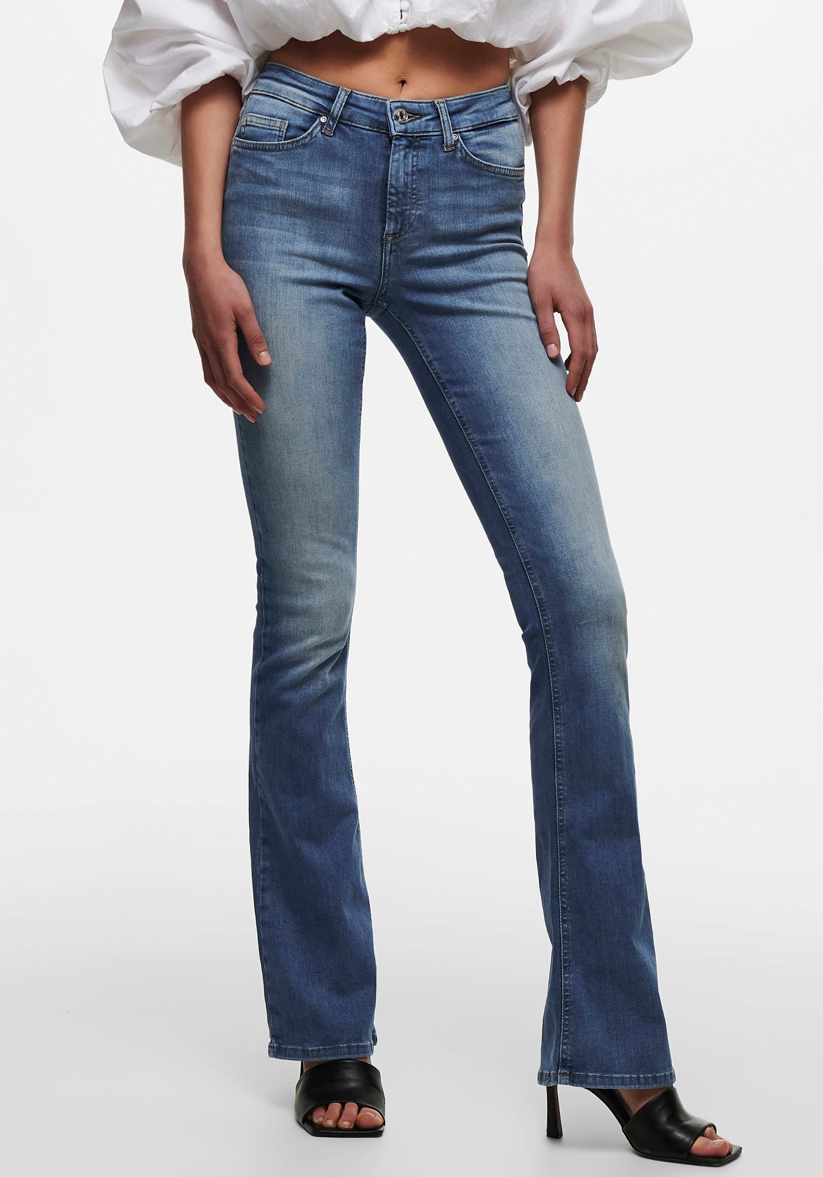 ONLY Bootcut-Jeans »ONLBLUSH – Bootcut-Jeans mit Mid Waist für bequeme Silhouette«, Abriebeffekte, modisch, bootcut fit, Eingrifftaschen, unifarben