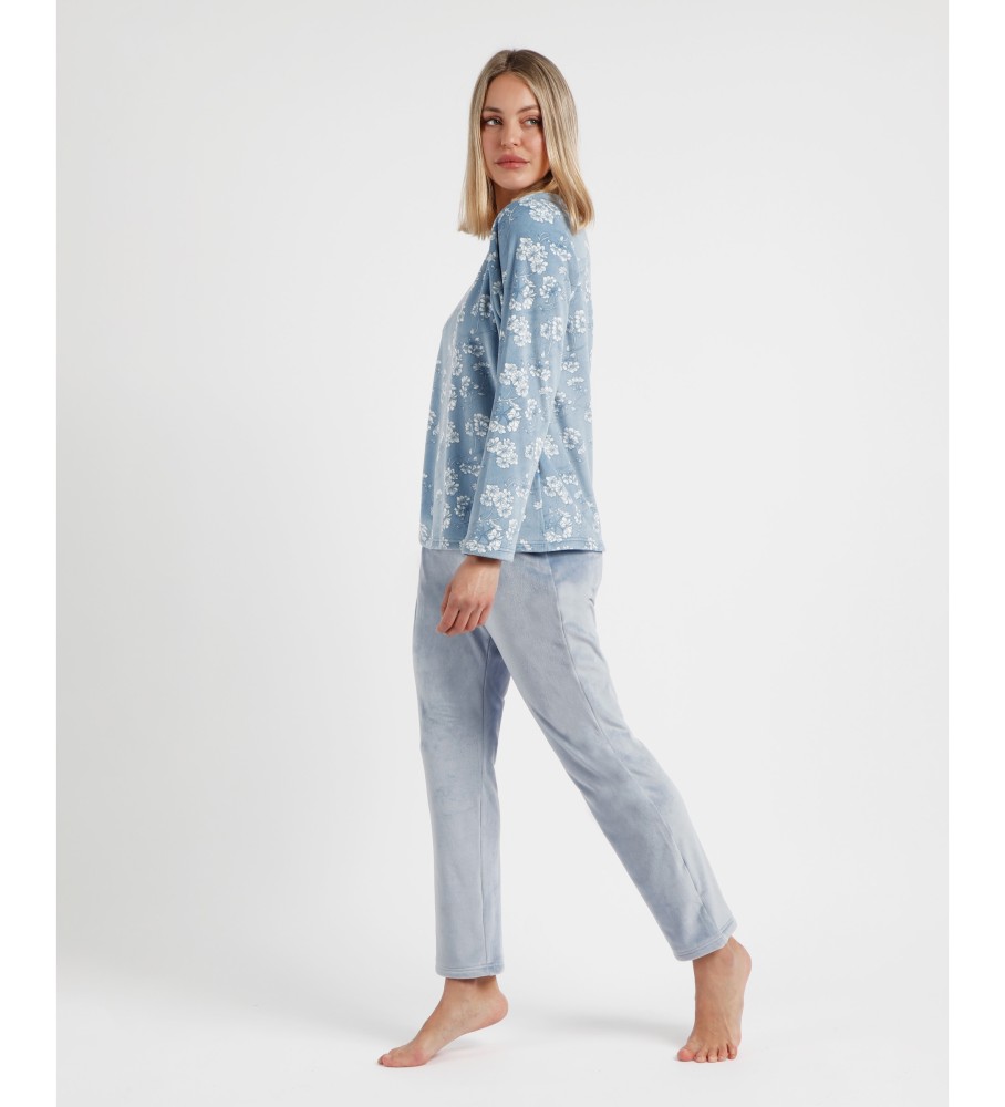 Pijama Admas de manga comprida com estampa de flores brancas e azuis.