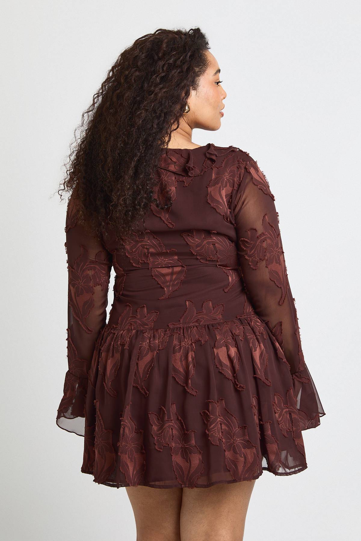 boohoo Robe Mini Grande Taille À Motif Floral Dévoré Et Ourlet Asymétrique