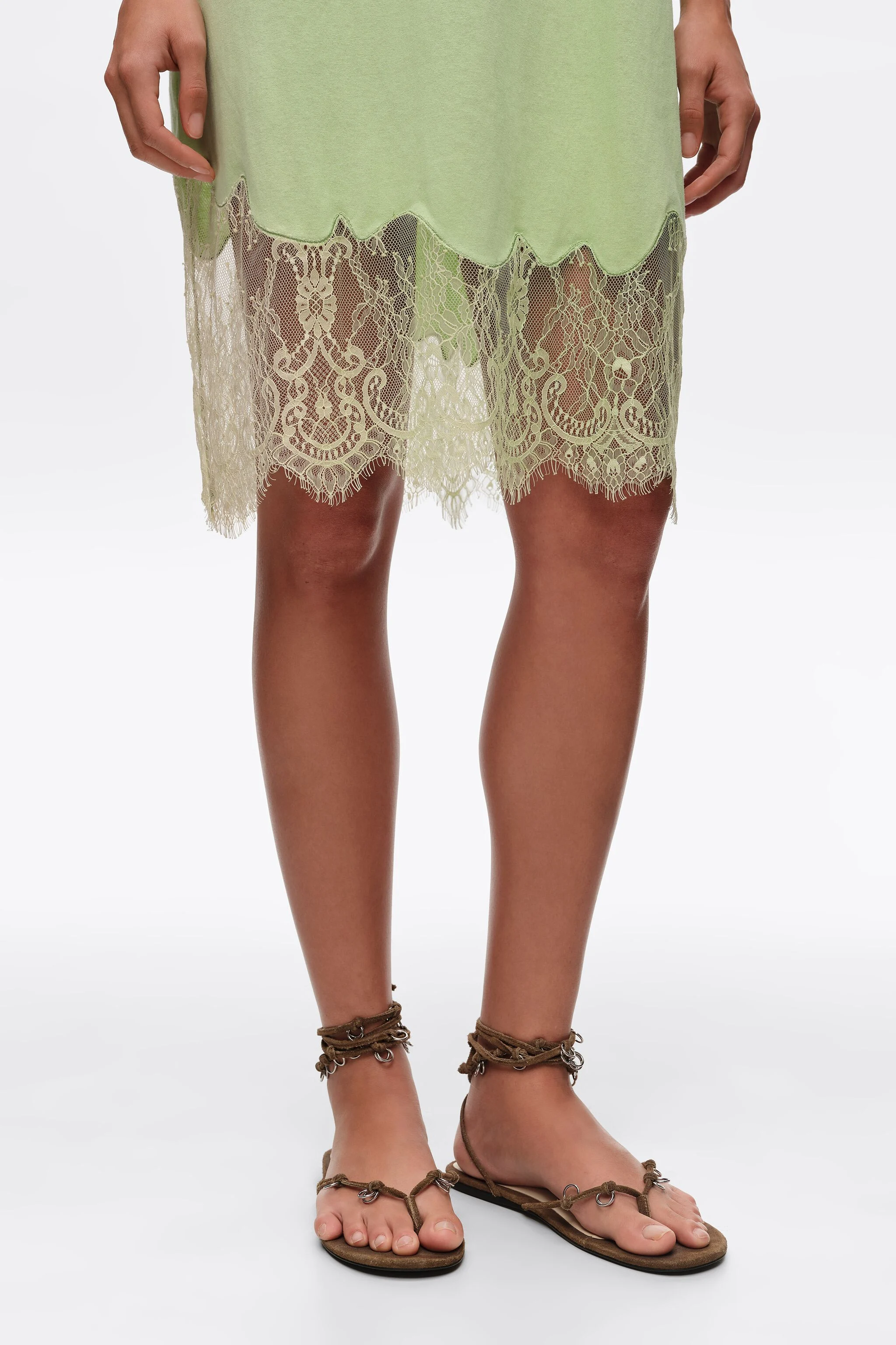 Vestido curto de renda com estampa de maçãs
