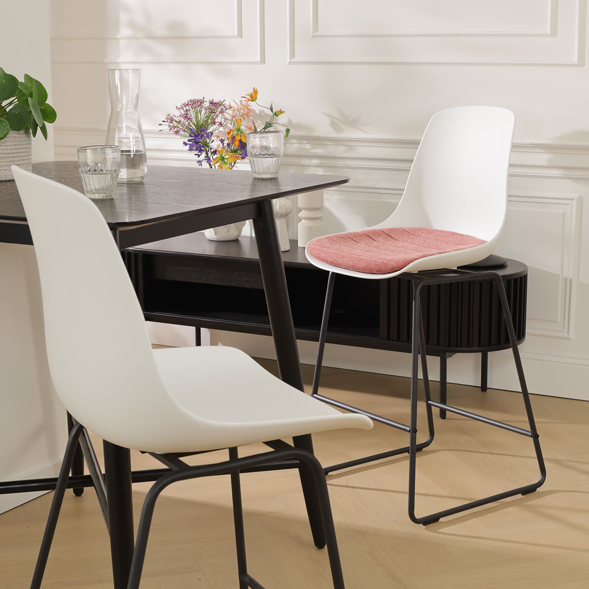 Nino-Liv barkruk wit met beige zitkussen - zwart onderstel - 65 cm