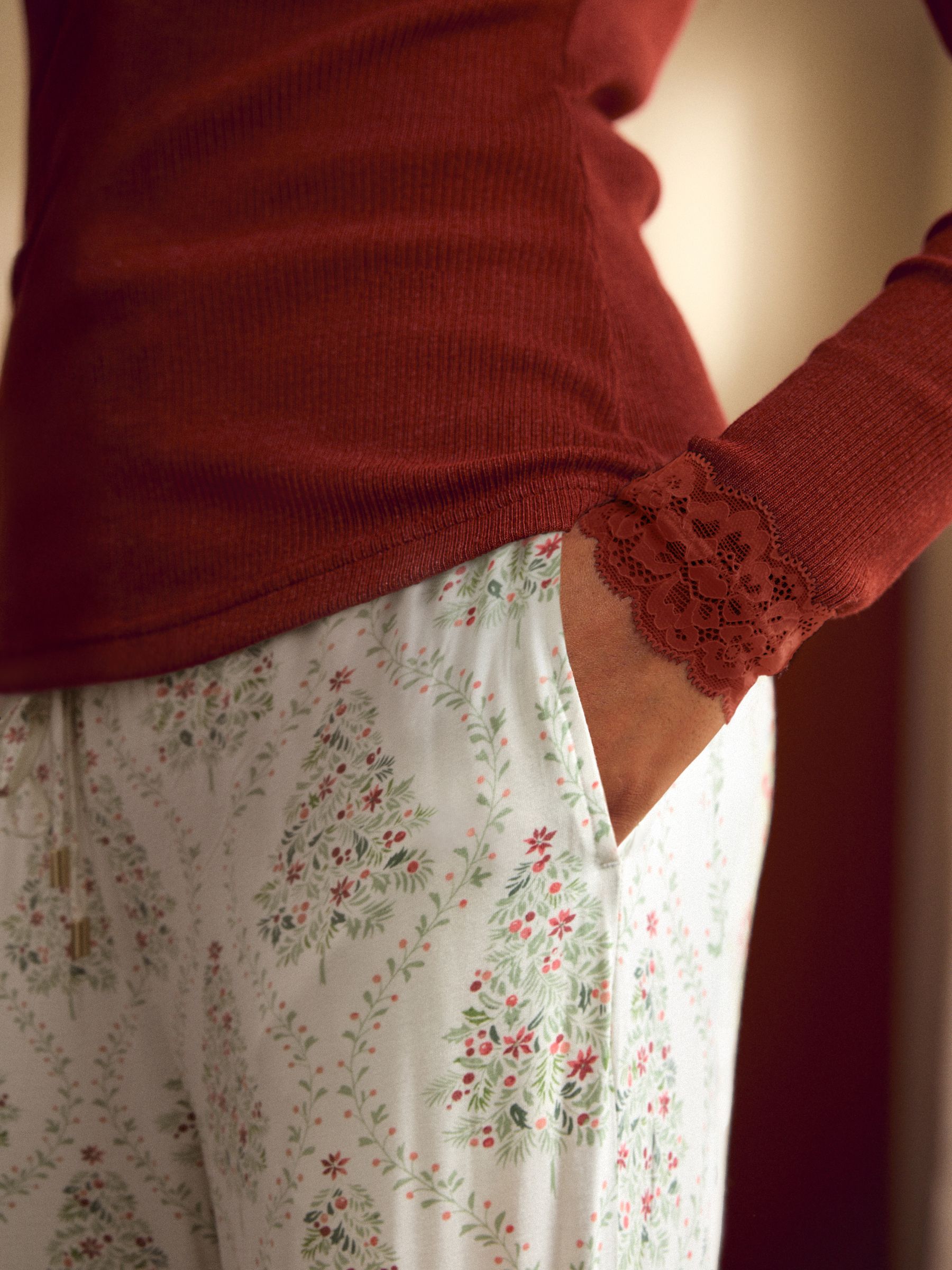 Laura Ashley Top met lange mouwen en kanten ribbels en Frestwick Glade Feestelijke Kerstmis Pyjama's