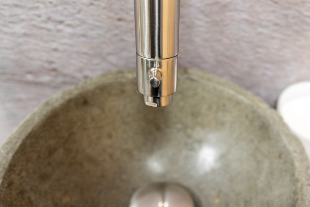 Saniclear Seba fonteinset met bruin eiken plank, rivierstenen waskom en RVS kraan voor in het toilet